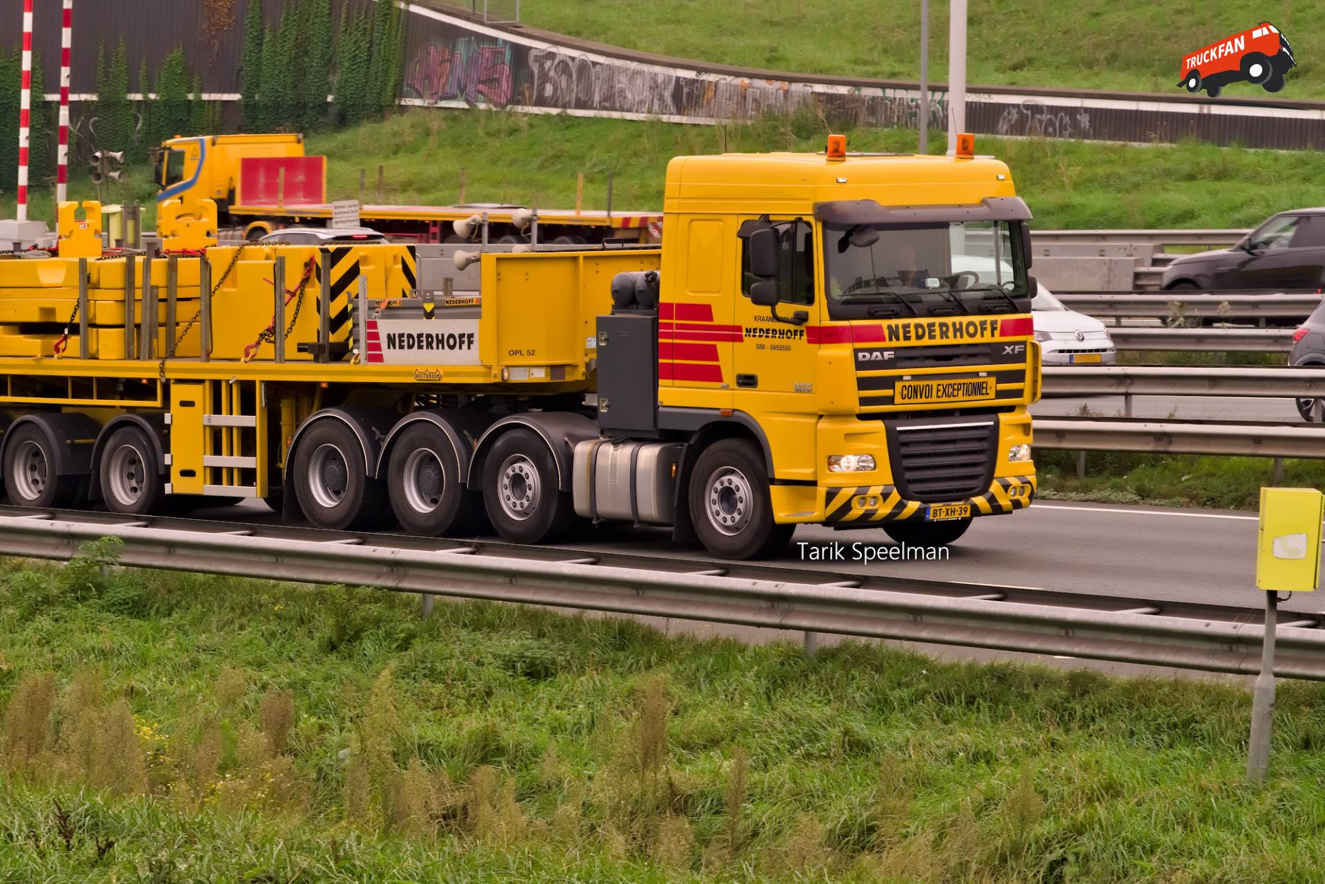 DAF XF105 vrachtwagen met Nooteboom trailer