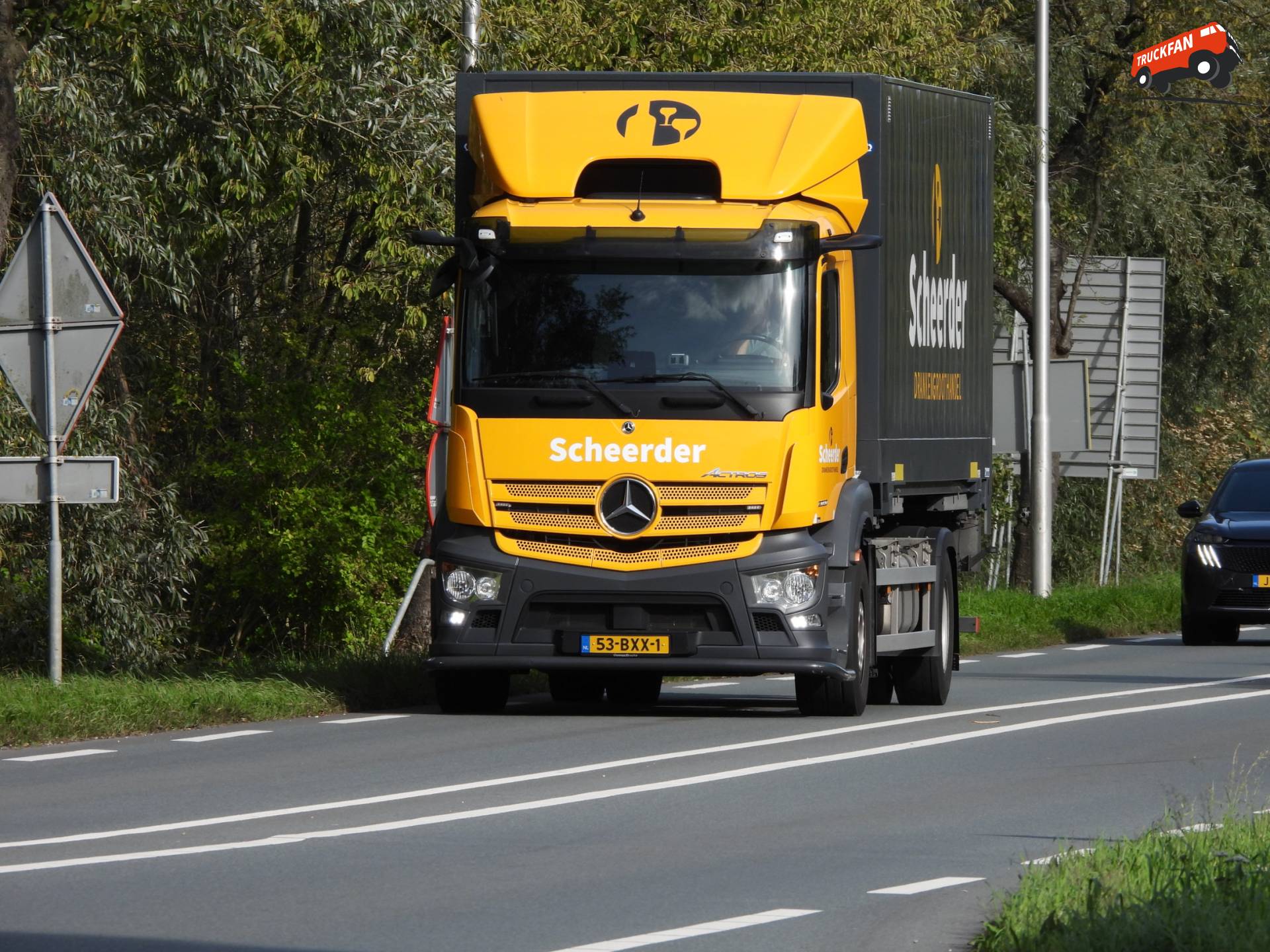 Mercedes-Benz Actros 2030 4x2 van 2024.