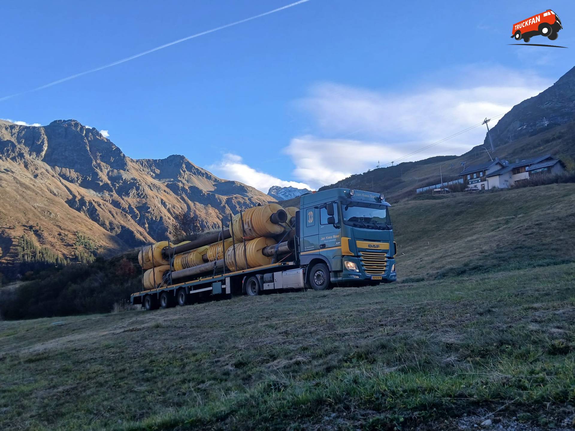DAF 106 met leiding voor zandzuiger in Oostenrijkse Alpen