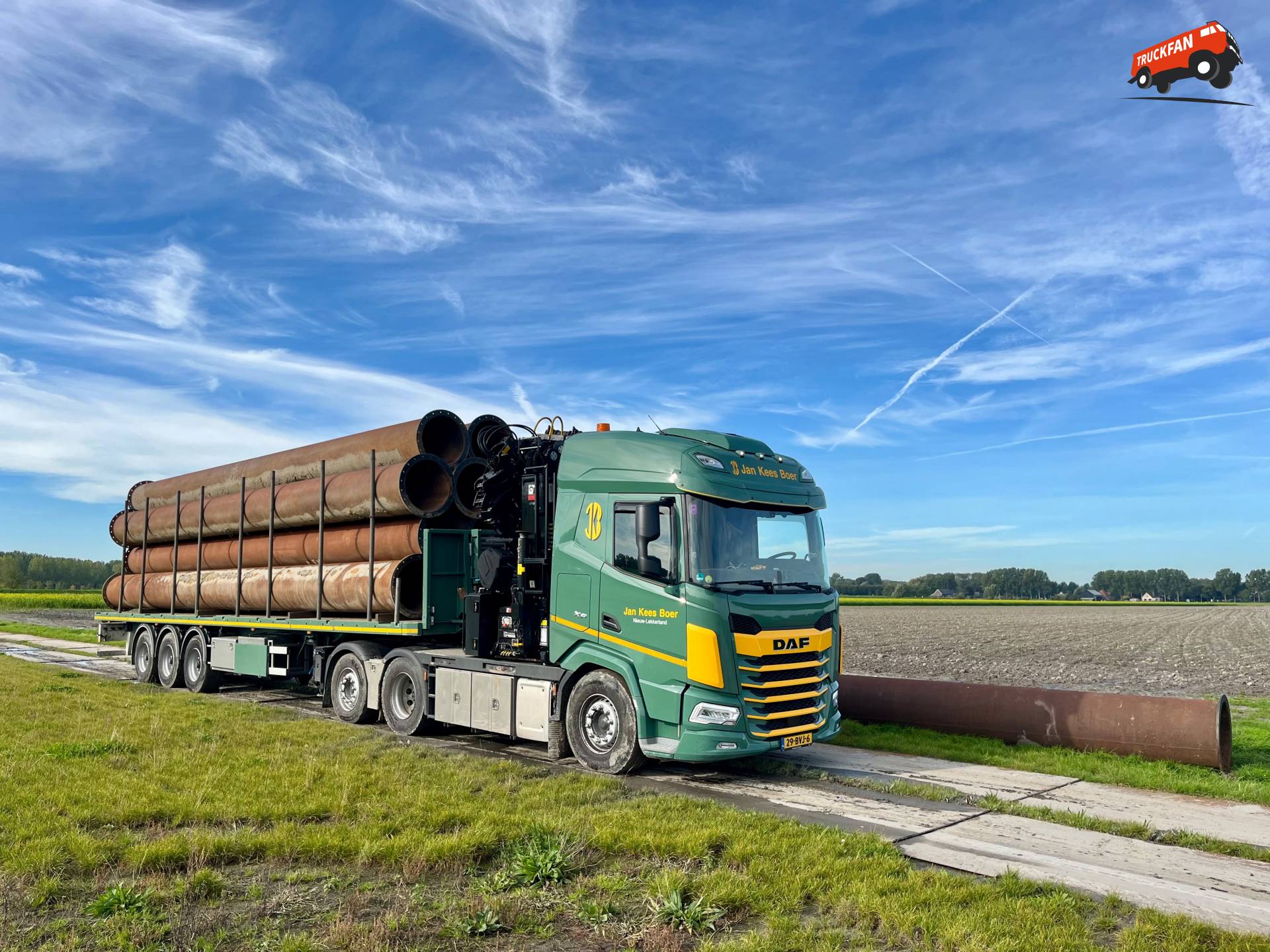 DAF XF vrachtwagen met baggerleiding