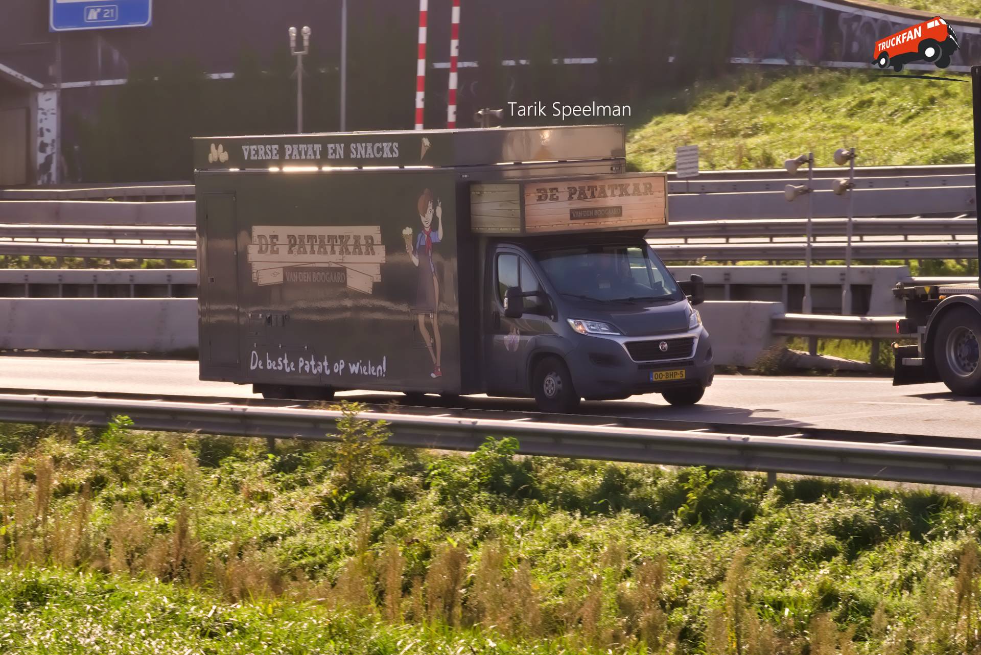 Fiat Ducato food truck 00-BHP-5 on A16