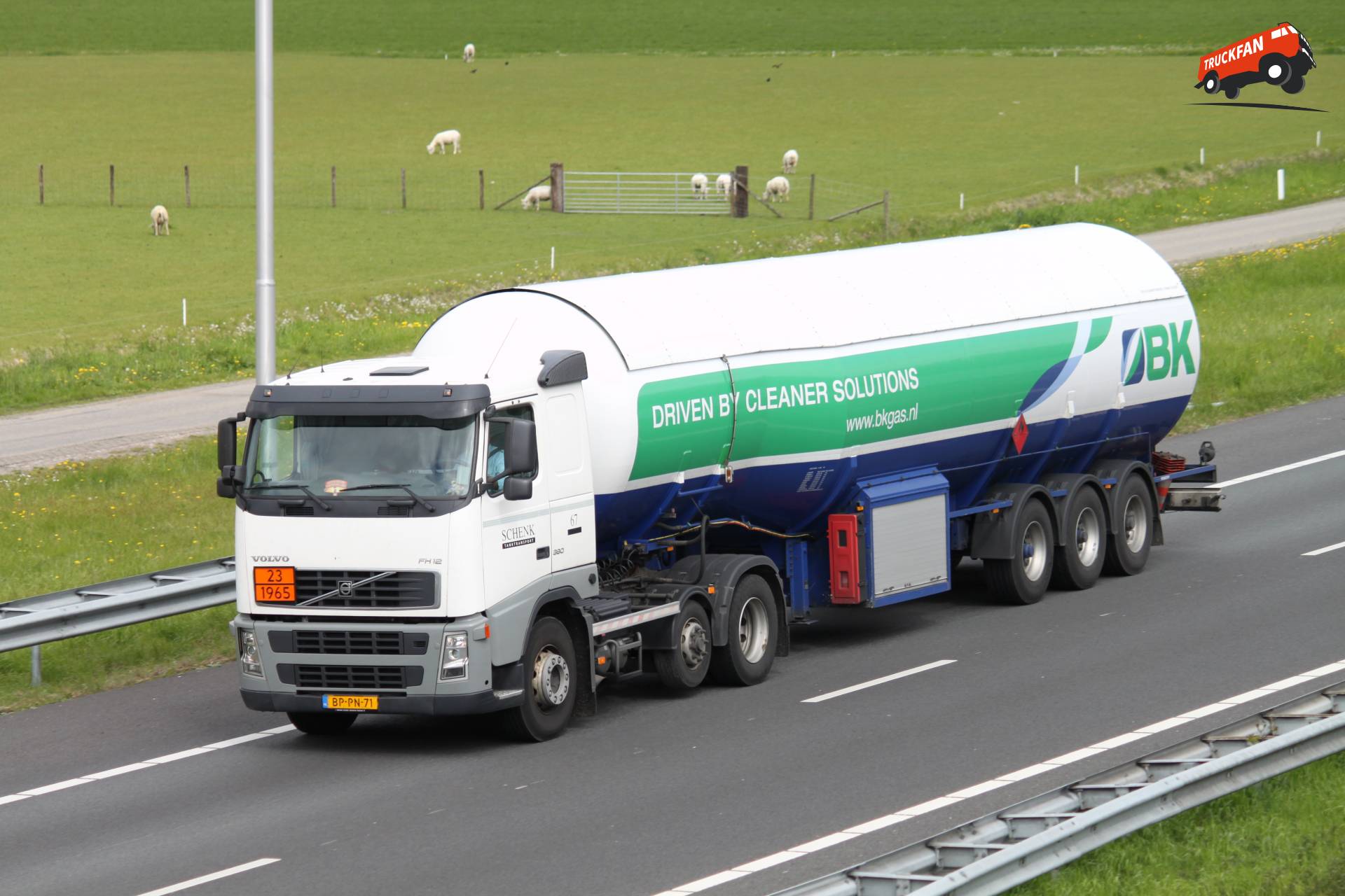 Volvo FH12 vrachtwagen van Schenk