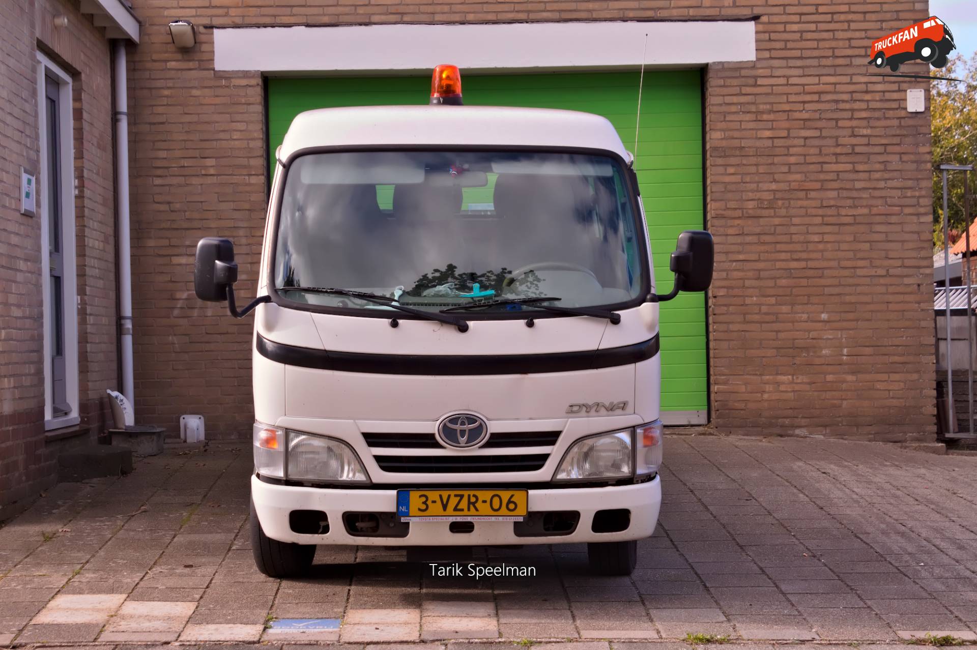 Toyota Dyna met open laadbak op A16