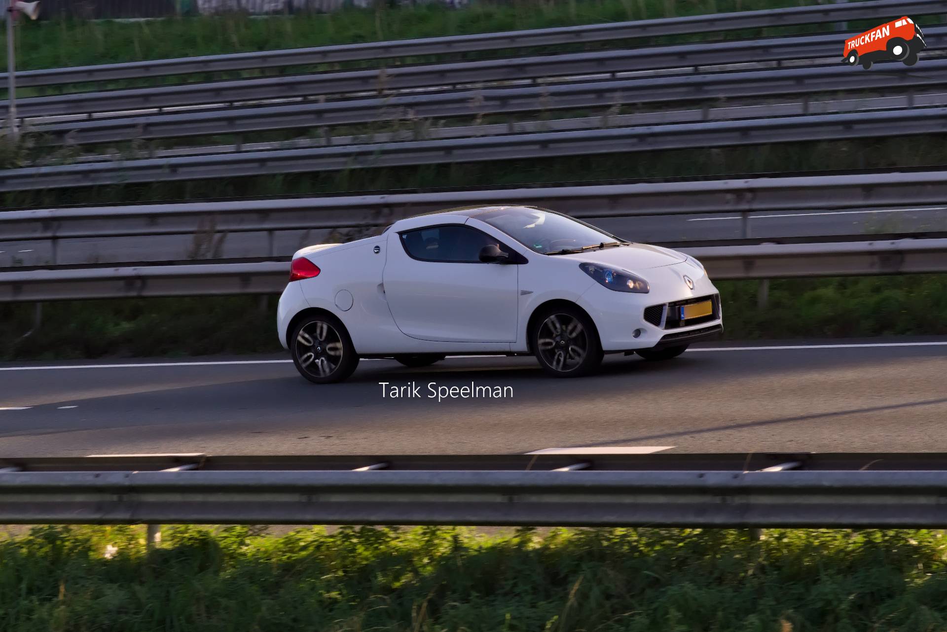 Renault Wind personenauto op A16