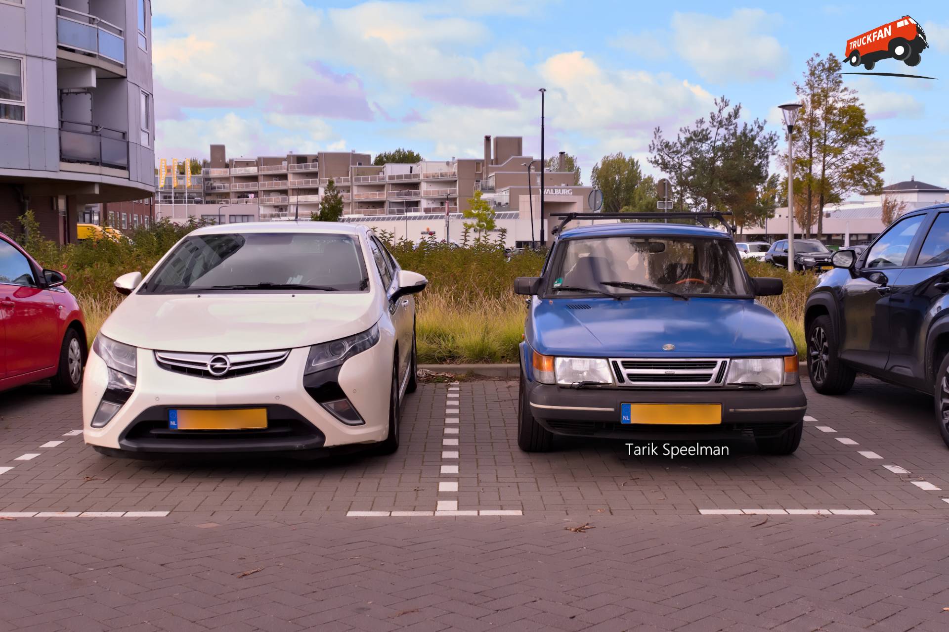 Saab 900 5drs en Opel Ampera-e in Zwijndrecht