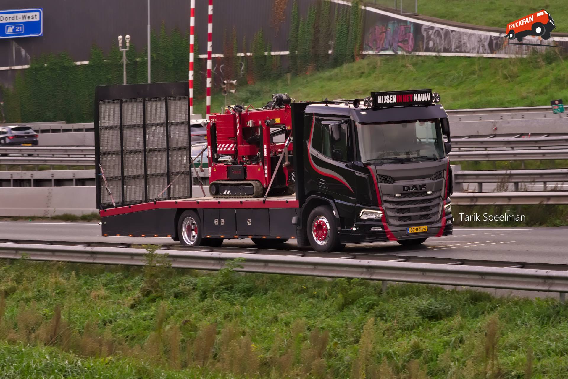 DAF XD vrachtwagen met kenteken 87-BZH-4 op A16