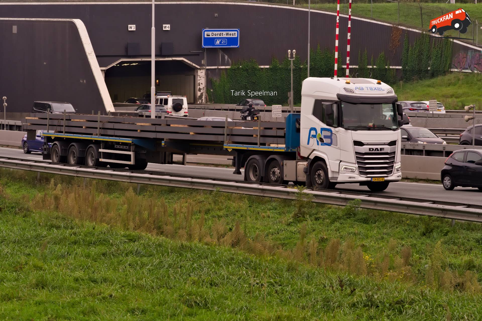 DAF XG vrachtwagen op A16 snelweg