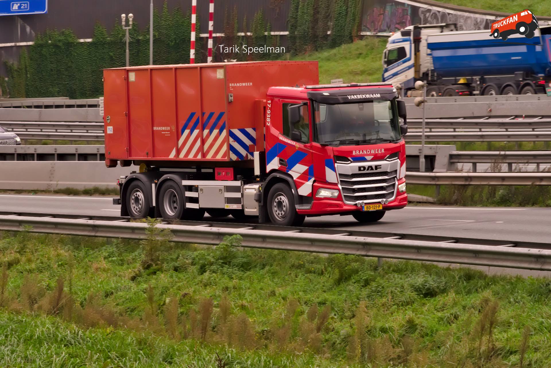 17-9382, DAF XD 410 FAN 560 vrachtwagen op A16