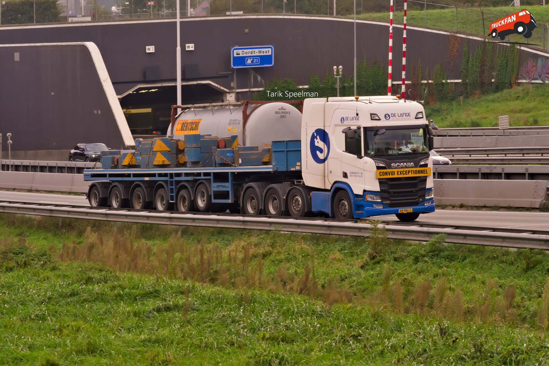 143, Scania R730 met kenteken 88-BNJ-2 op de A16