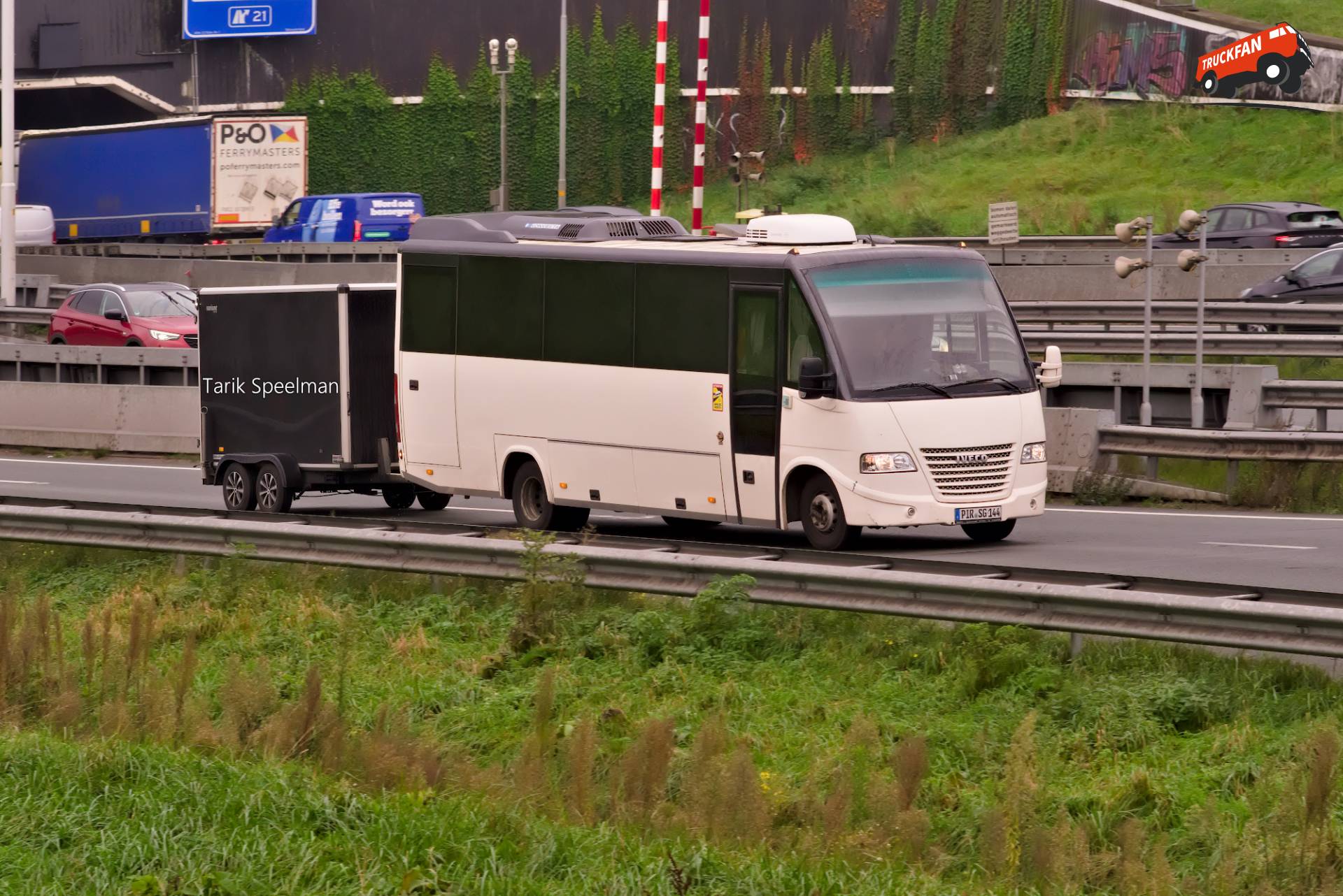 Iveco Daily reisbus met kenteken PIR SG144