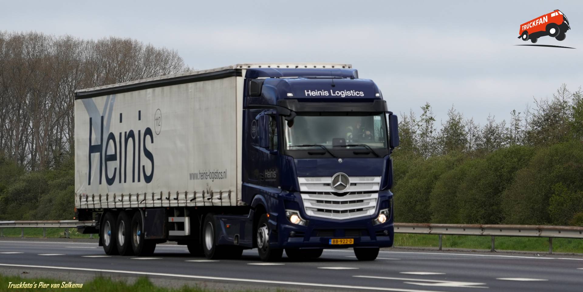 Mercedes Benz Actros vrachtwagen op A28 Veeningen