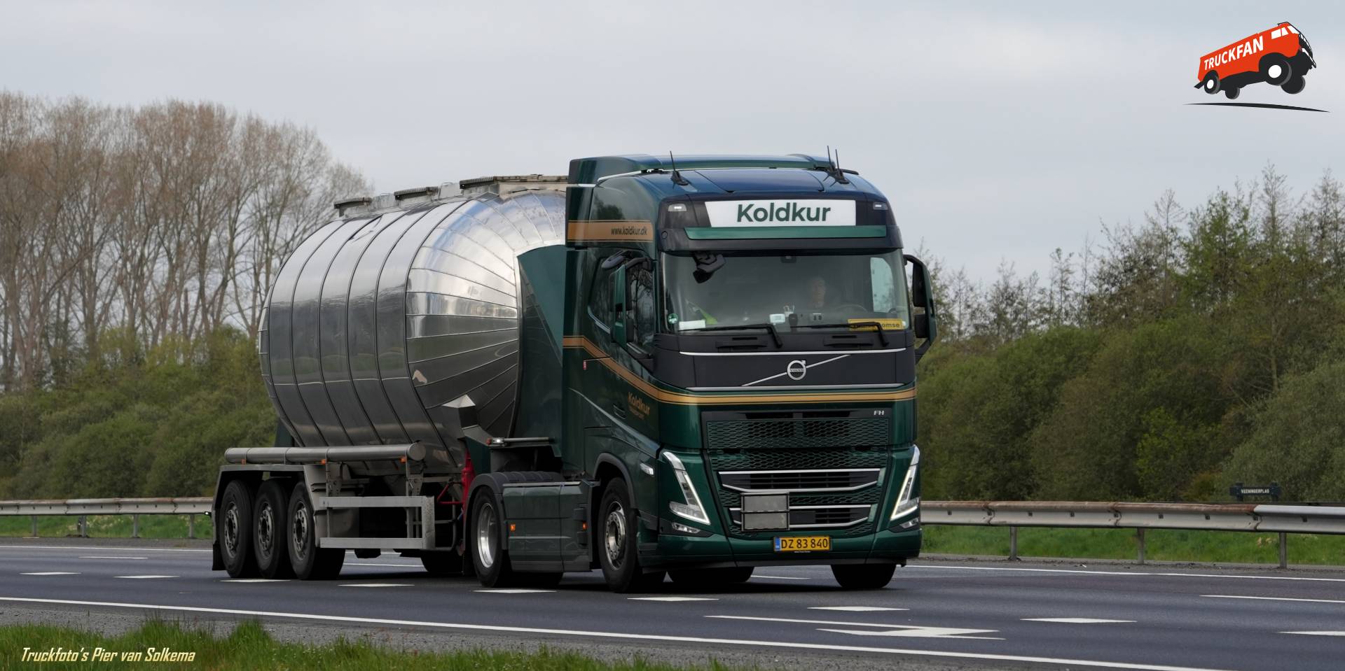 Volvo FH5 tanktransport op A28 Veeningen