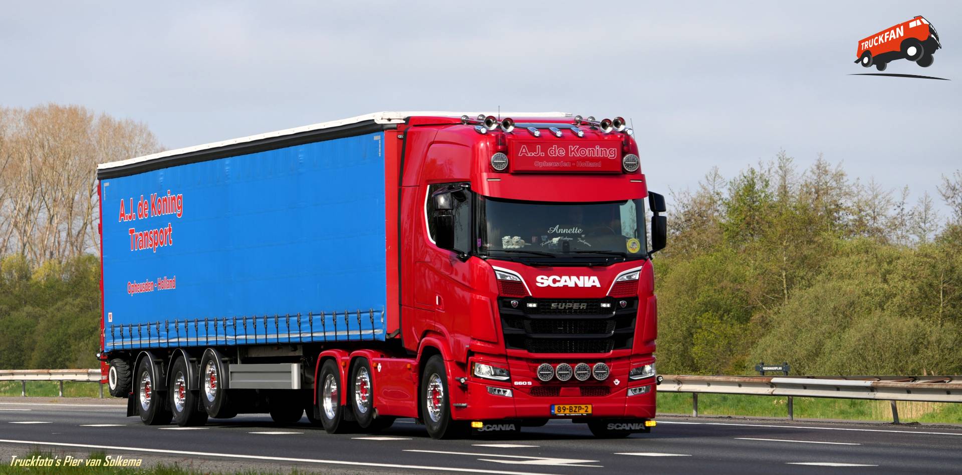 Scania S660 vrachtwagen huif transport