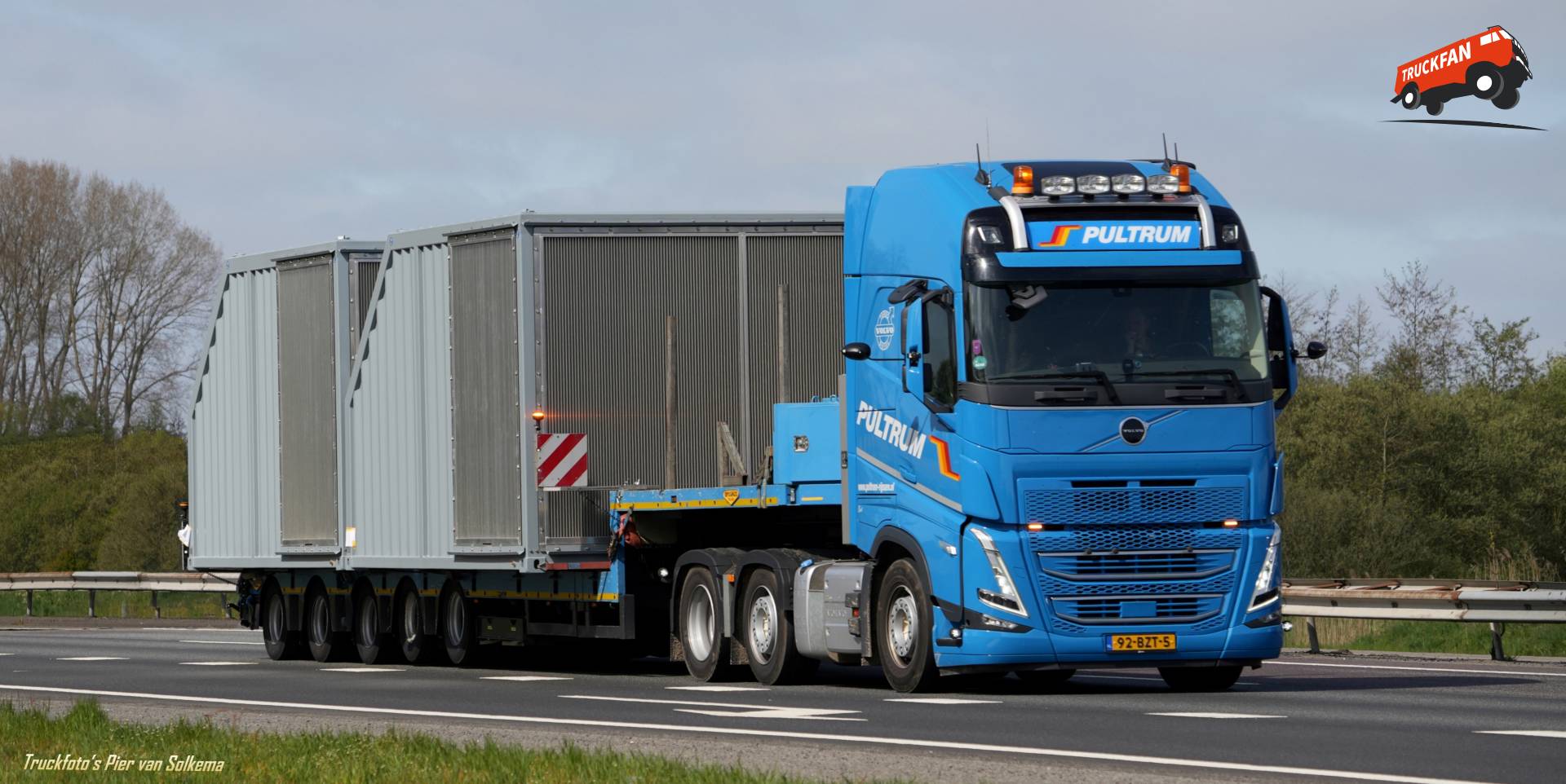 Volvo FH5 vrachtwagen bij A28 Veeningen