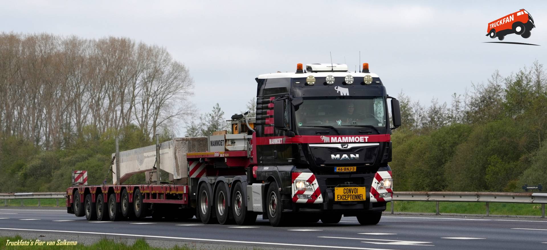 MAN TGX vrachtwagen Mammoet op A28 Veeningen