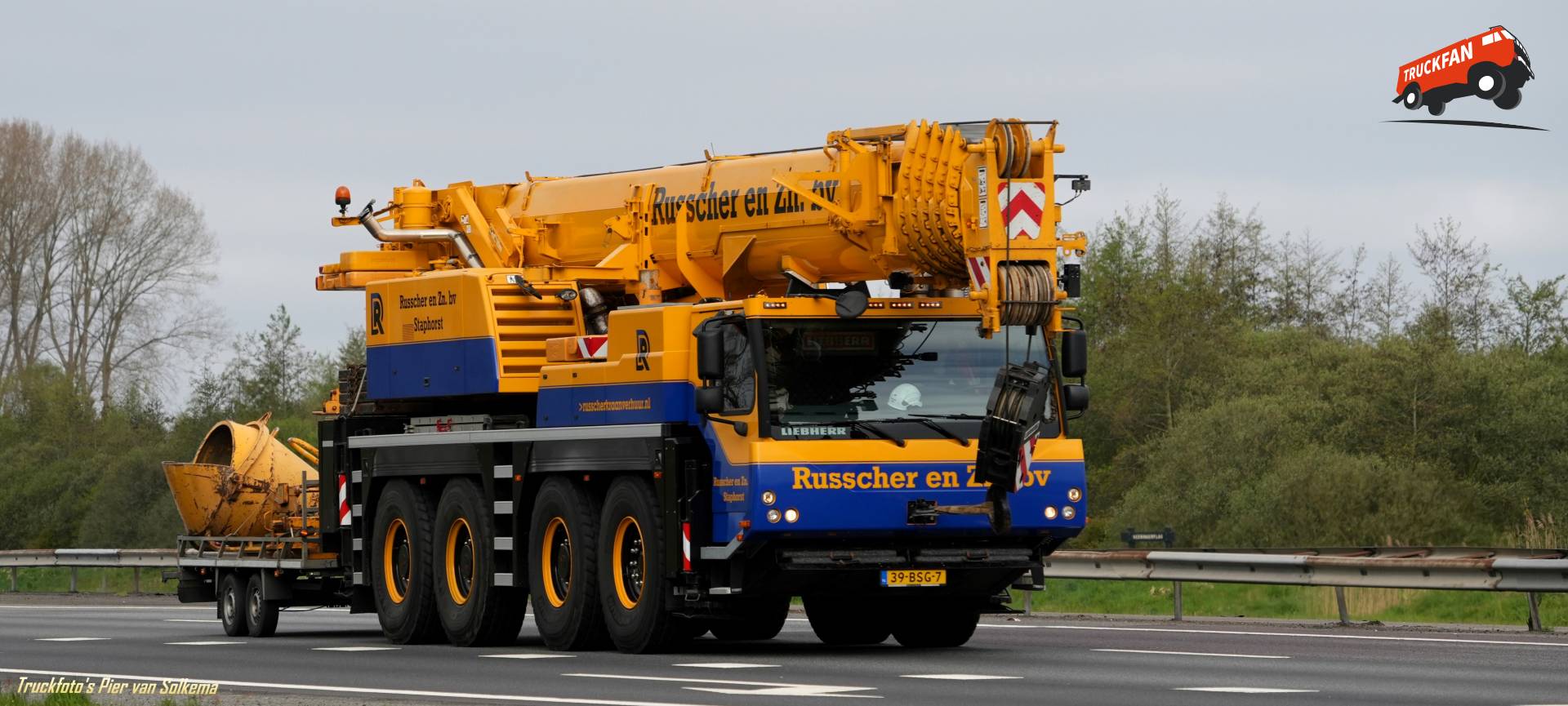 Hijskraan Liebherr bij A28 Veeningen