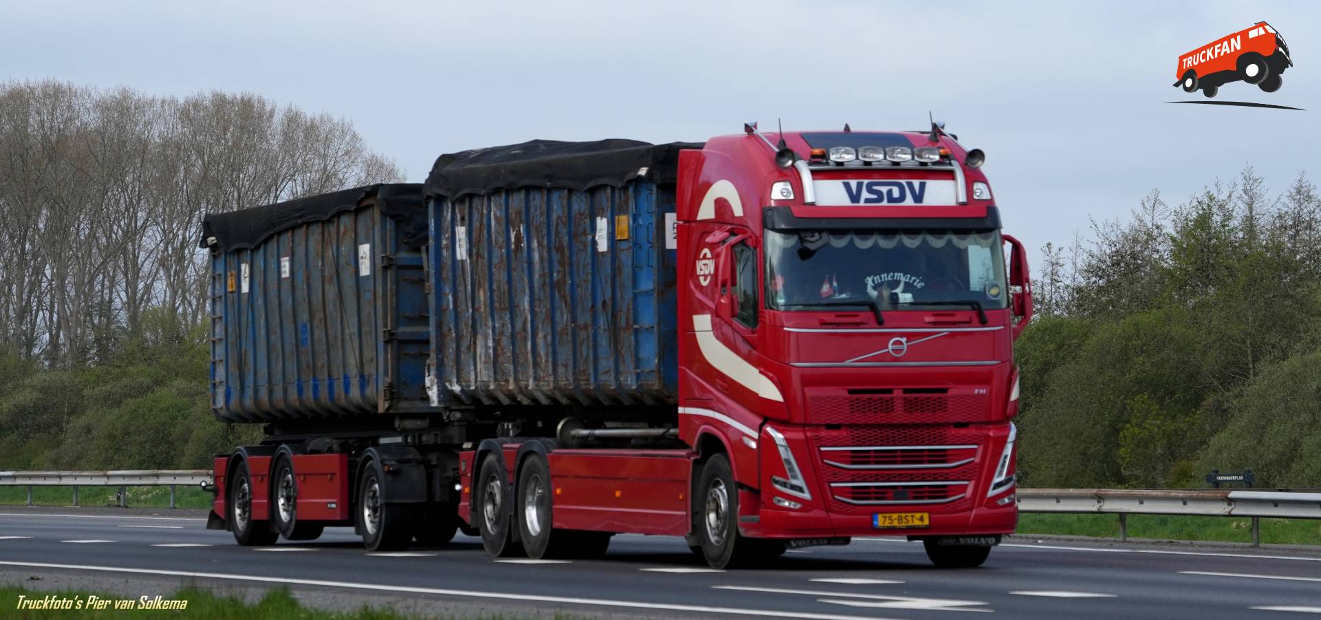 Volvo FH5 vrachtwagen bij A28 Veeningen