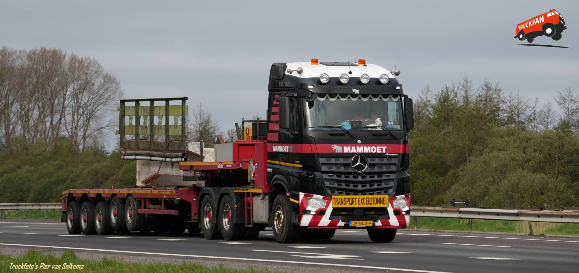 Mercedes Benz Arocs vrachtwagen bij A28 Veeningen
