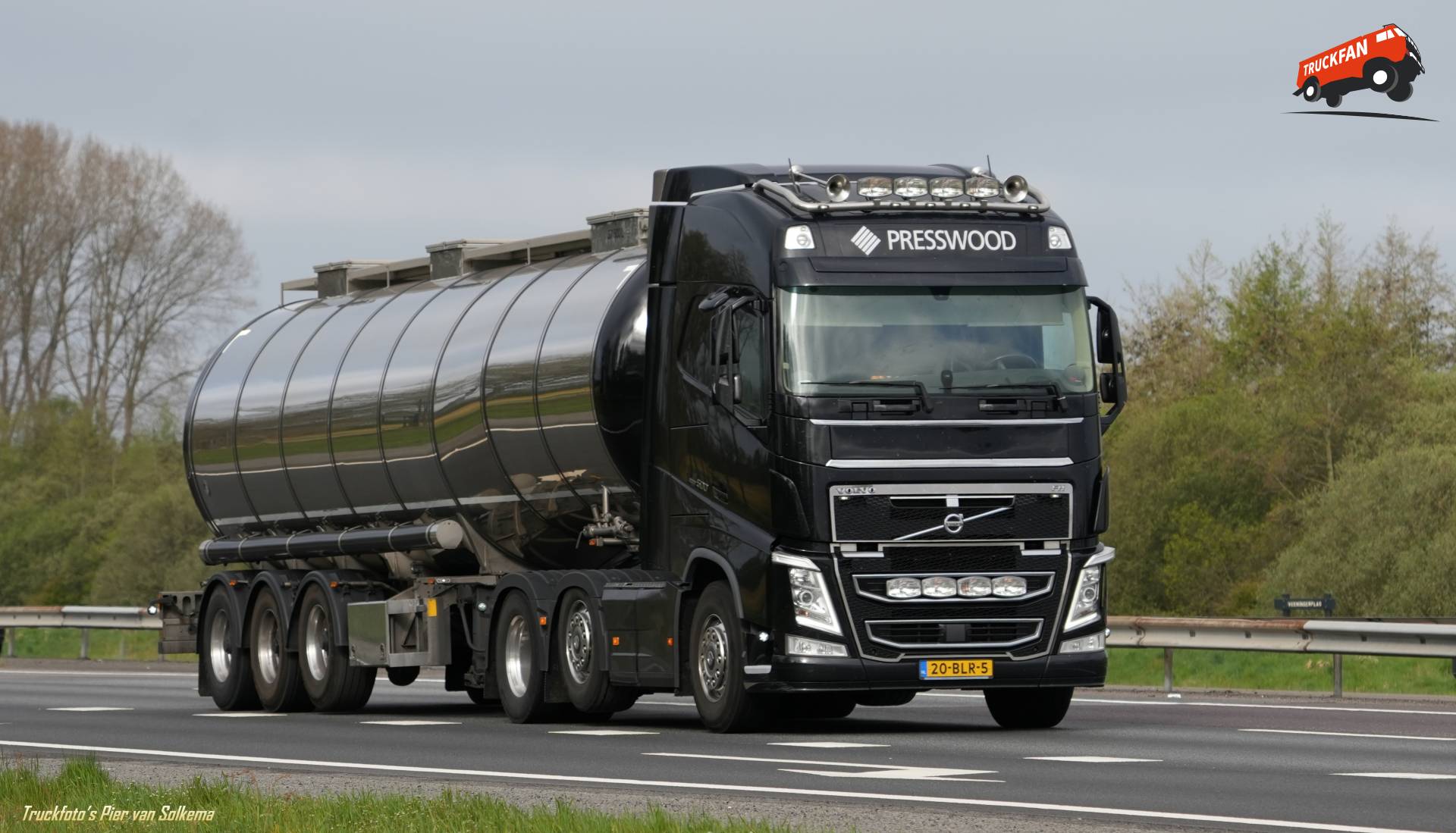 Volvo FH4 Tanktransport op A28 Veeningen
