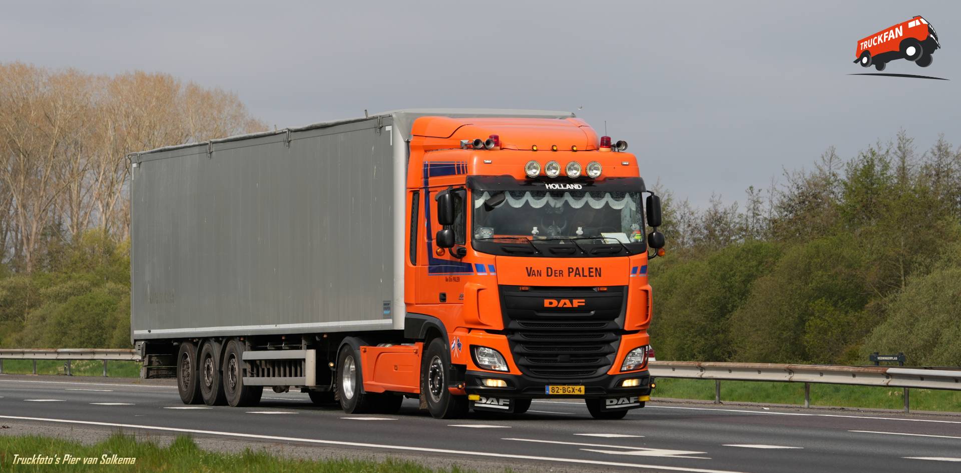 DAF XF vrachtwagen Van Den Palen
