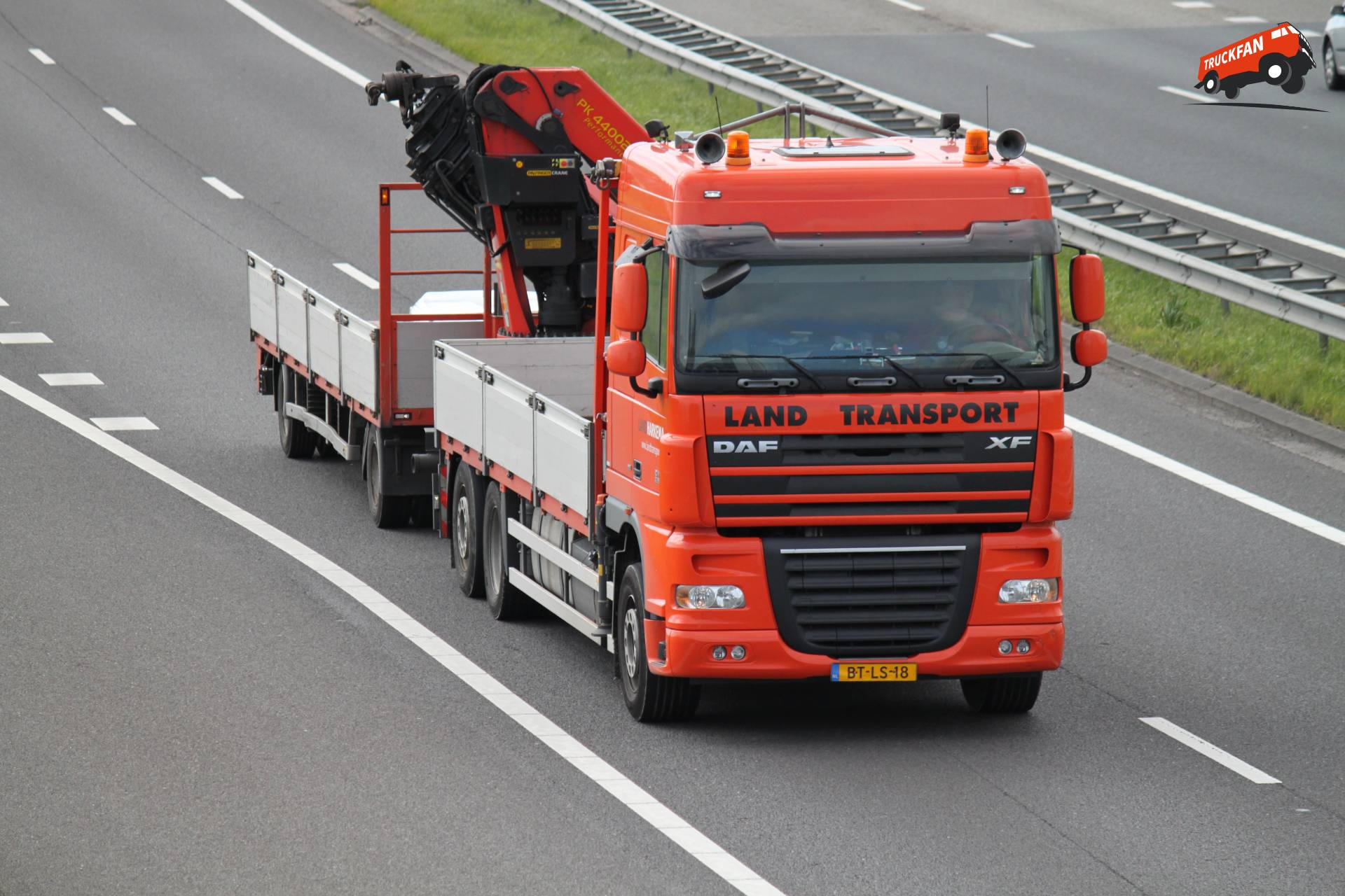DAF XF105 vrachtwagen van Land Transport