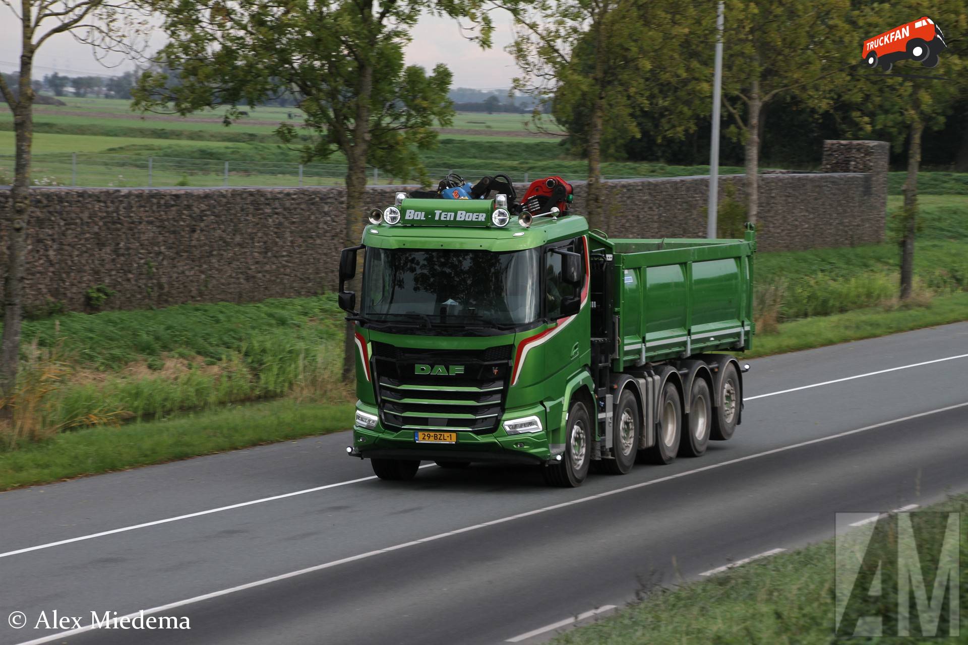 DAF XFC vrachtwagen in Hoogkerk