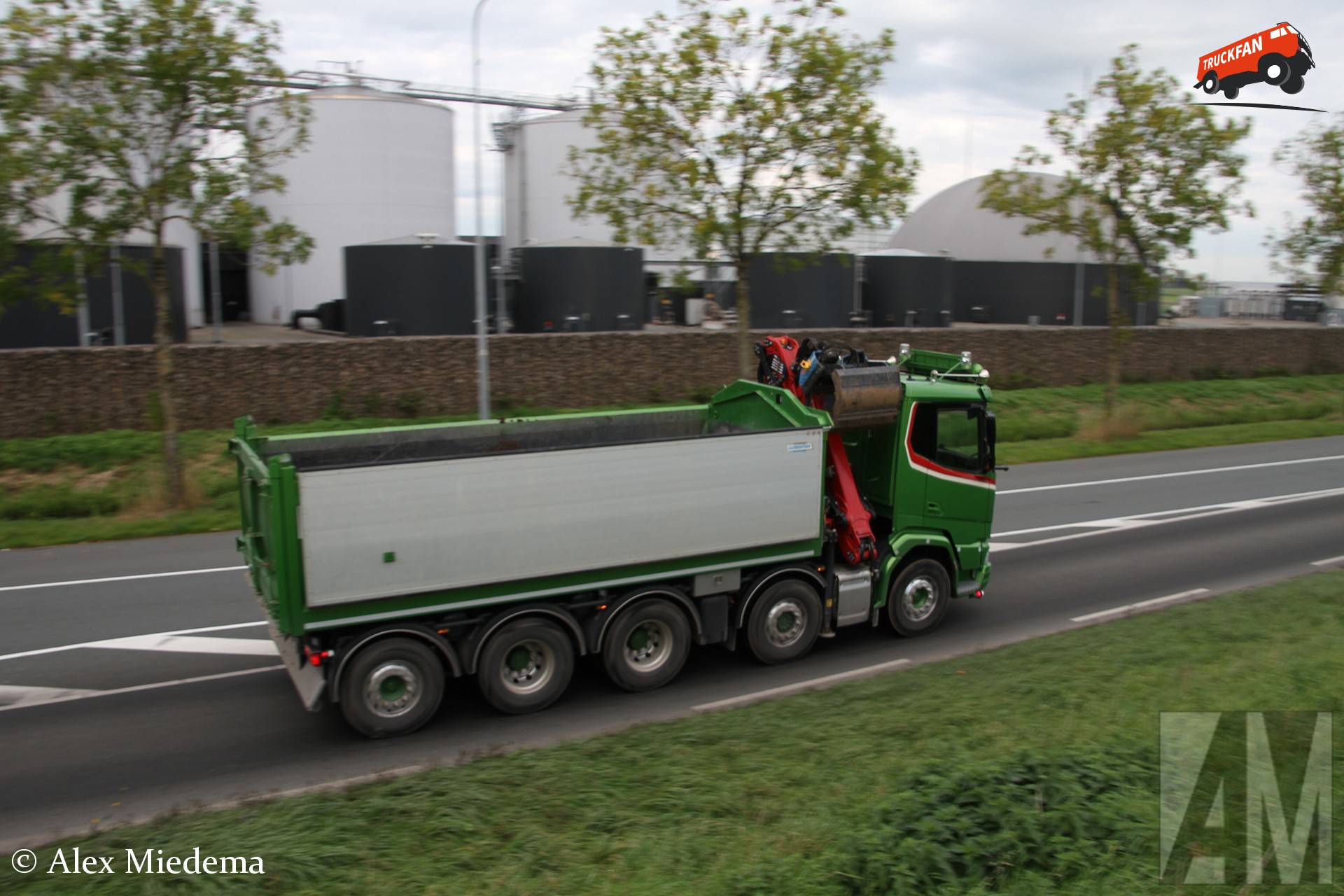 DAF XFC vrachtwagen met Gijsbertsen kipper in Hoogkerk