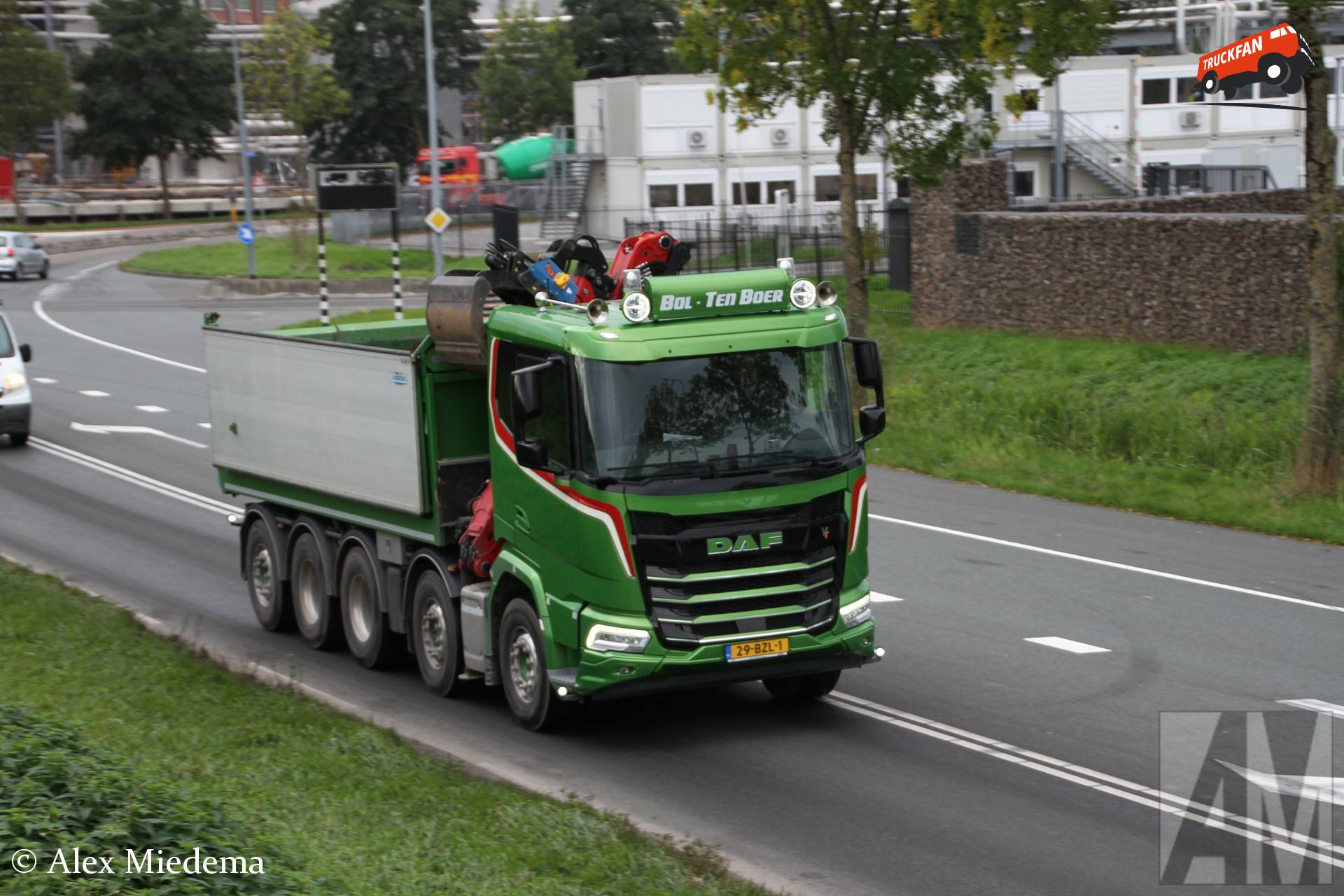DAF XFC vrachtwagen met Veldhuizen Quadro 10x4 ombouw