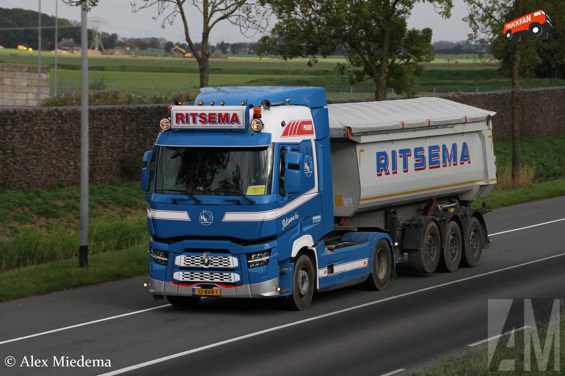 Renault T-serie vrachtwagen met Schmitz oplegger