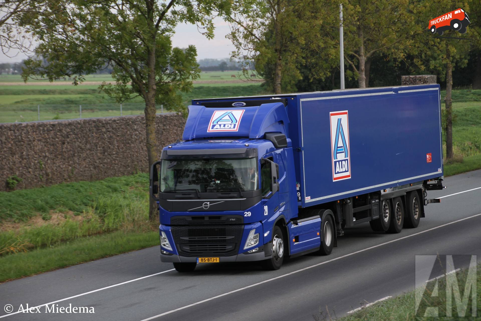 Volvo FM vrachtwagen van Aldi in Hoogkerk