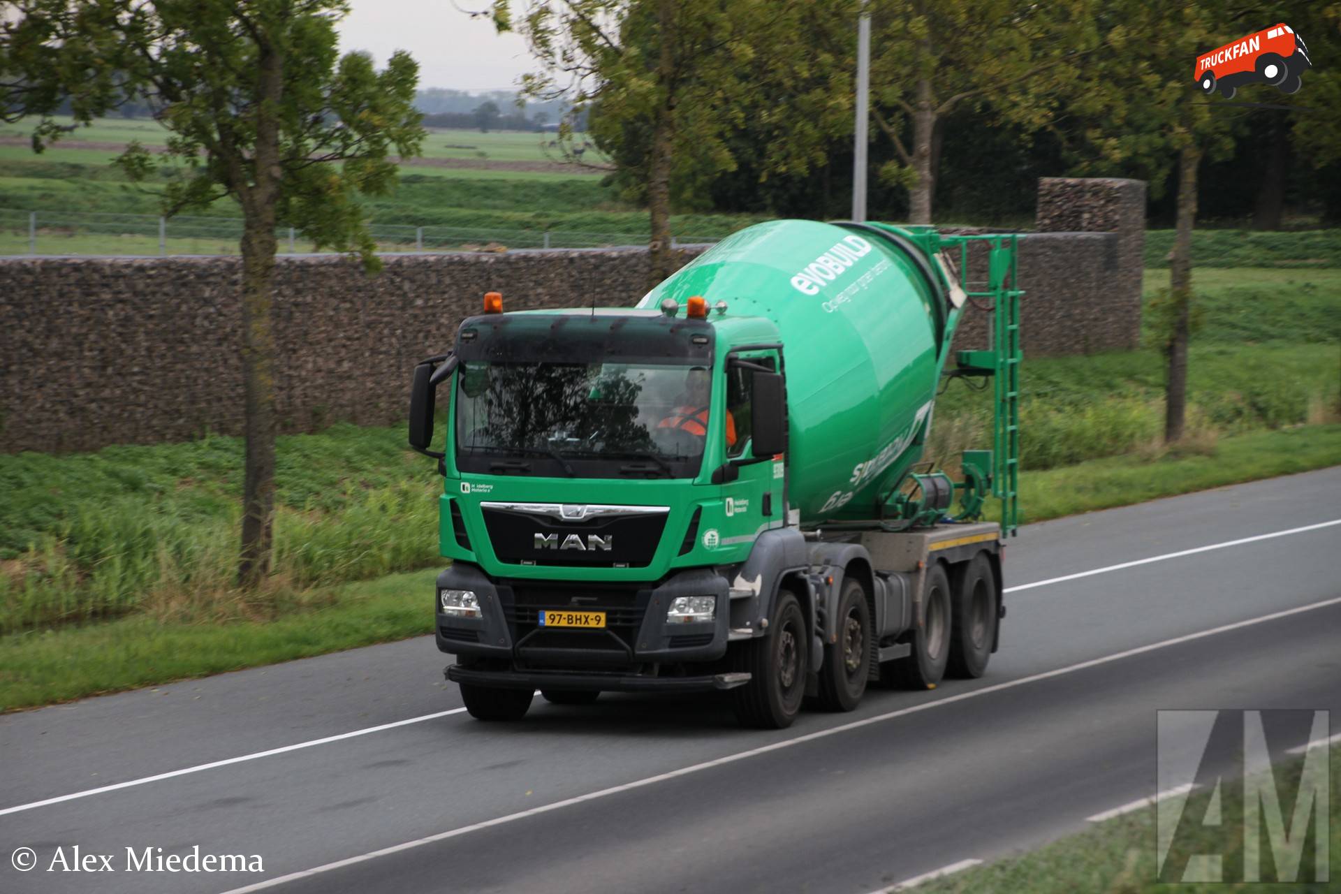 MAN TGS vrachtwagen van Heidelberg Materials in Hoogkerk