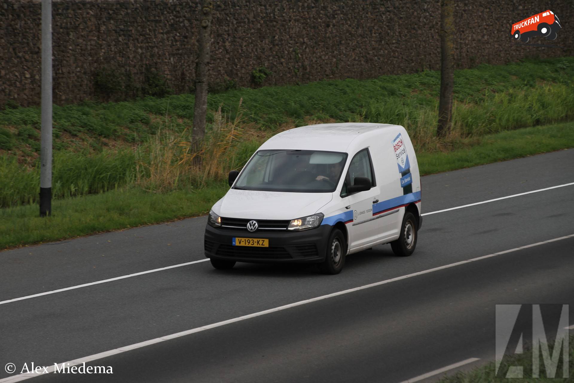 Volkswagen Caddy bij Bosch Car Service Liewes Roden
