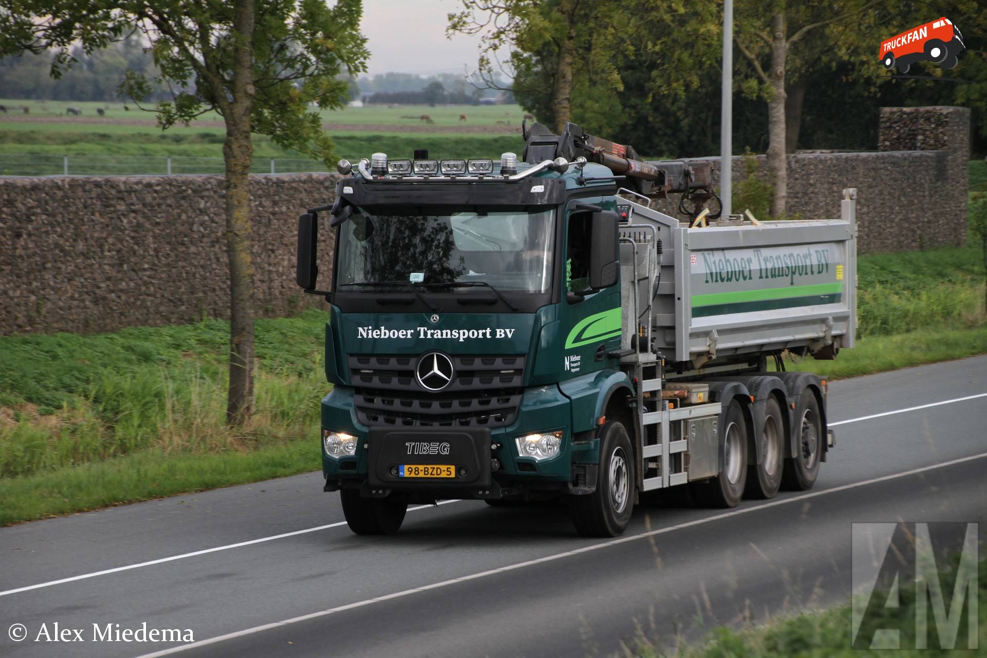 Mercedes-Benz Arocs vrachtwagen in Hoogkerk
