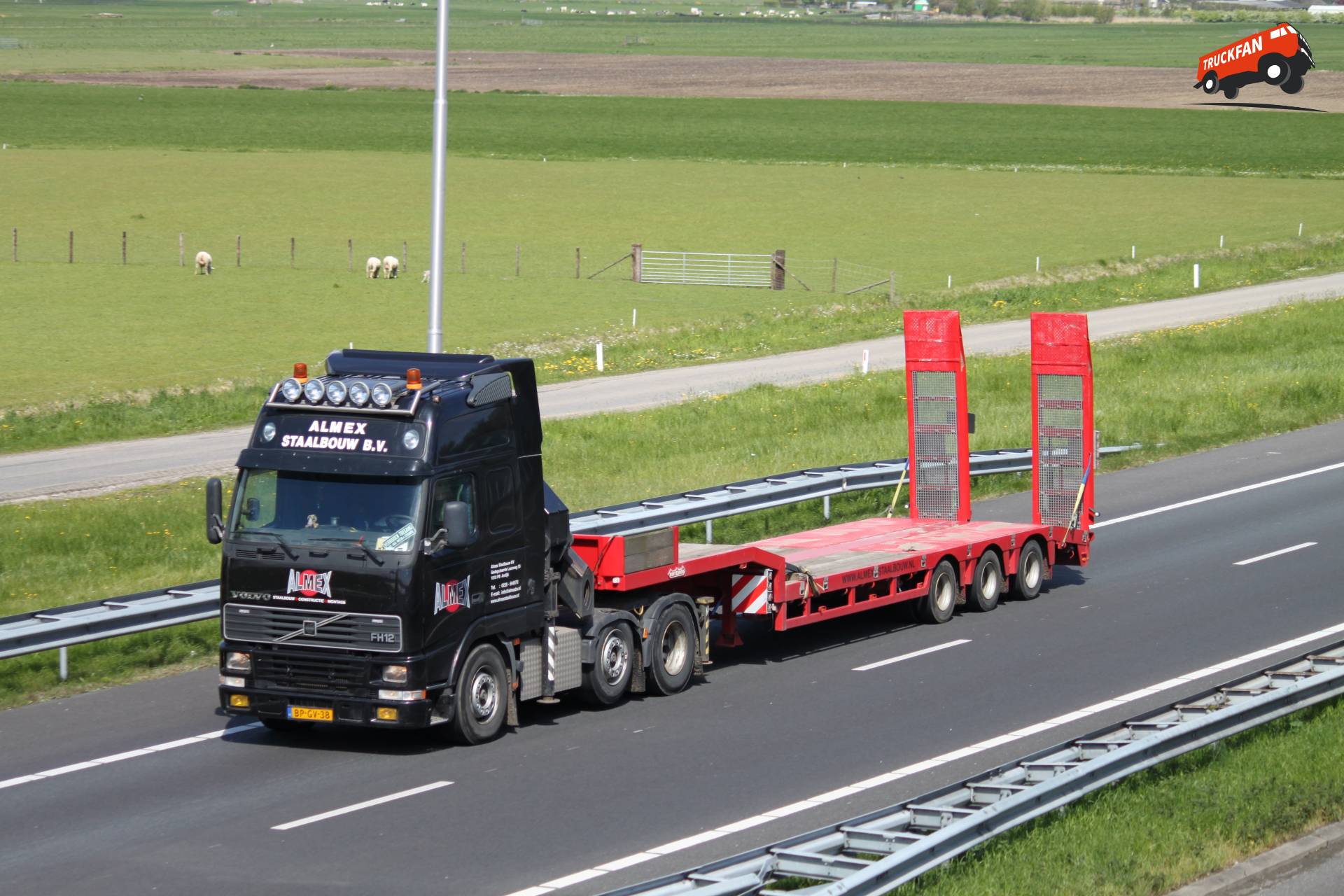 Volvo FH12 vrachtwagen van Almex