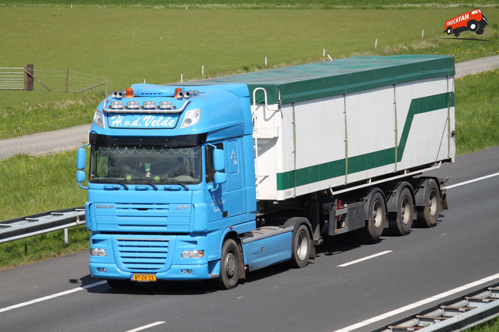 DAF XF105 vrachtwagen van vd Velde