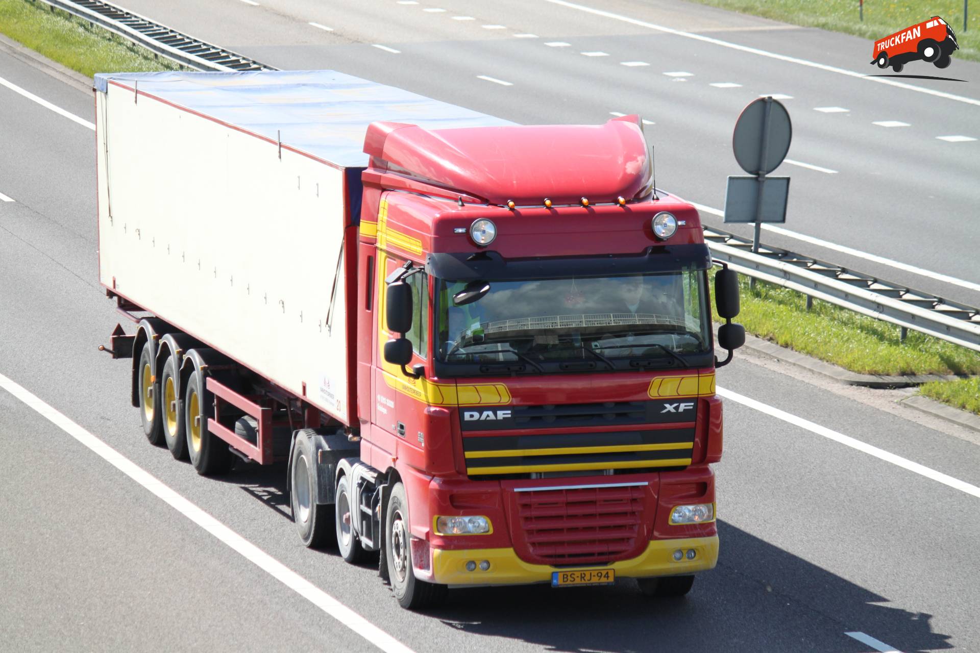 DAF XF105 vrachtwagen van Transportbedrijf Van Houte Openeer