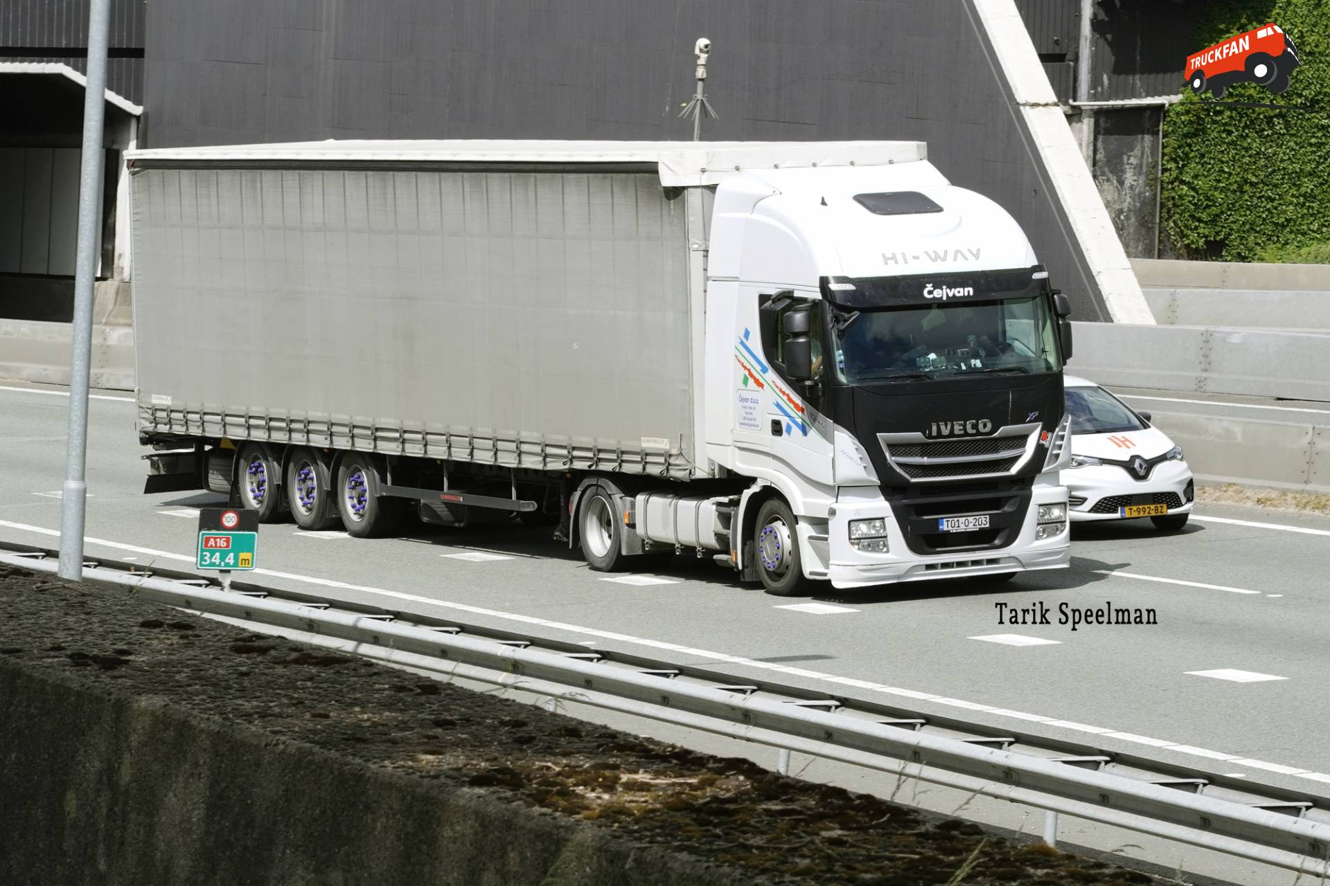 Iveco Stralis Hi-Way vrachtwagen met kenteken T01-0-203