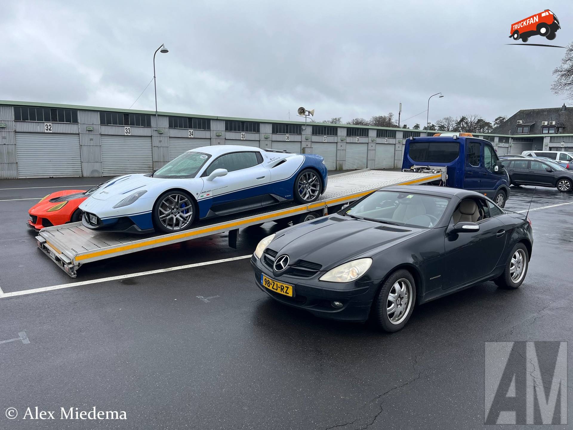 Maserati MC20 en Mercedes-Benz SLK 200K R171 in Historisches Fahrerlager