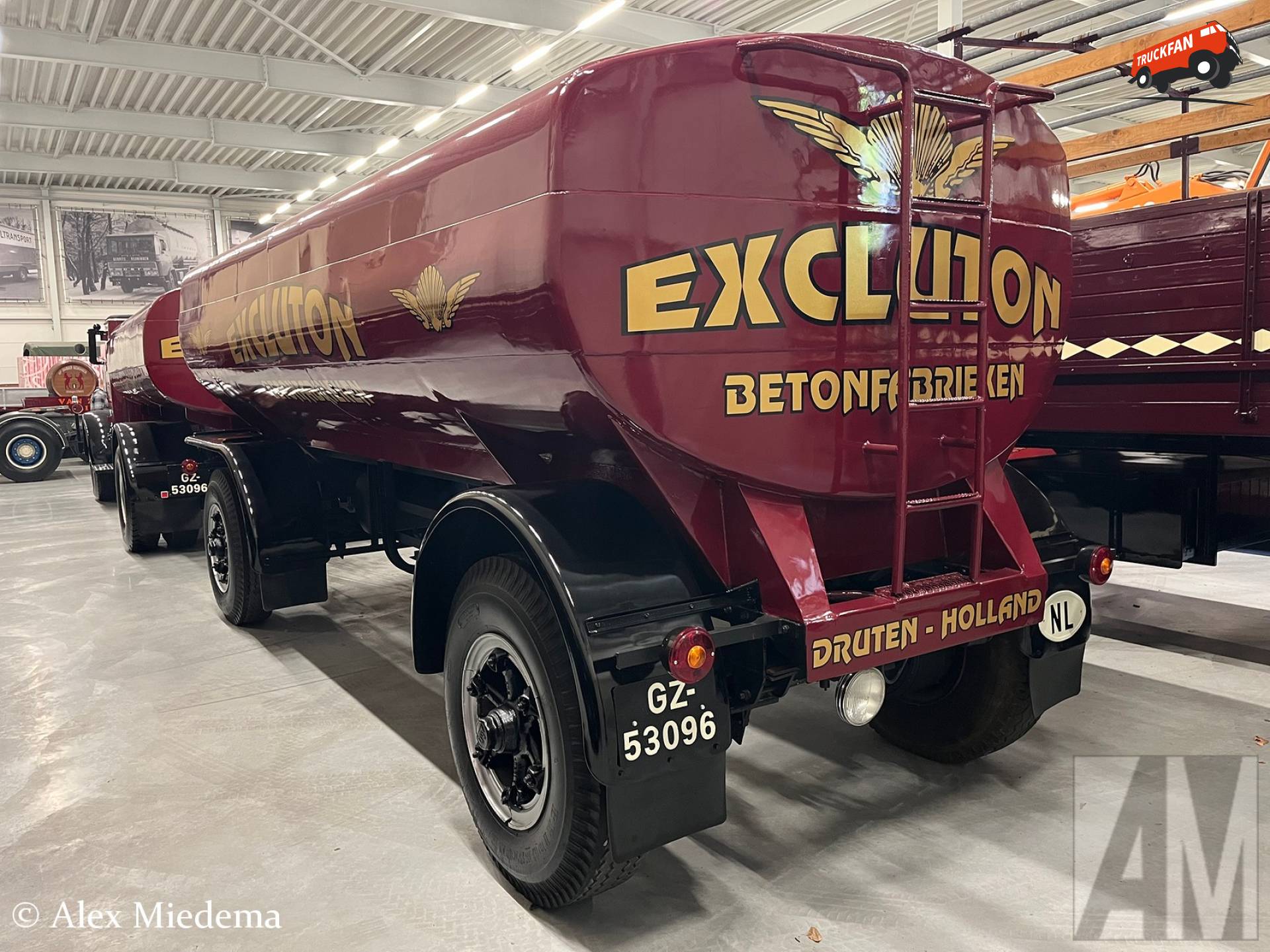 Tank trailer coupled to Mercedes-Benz L6500