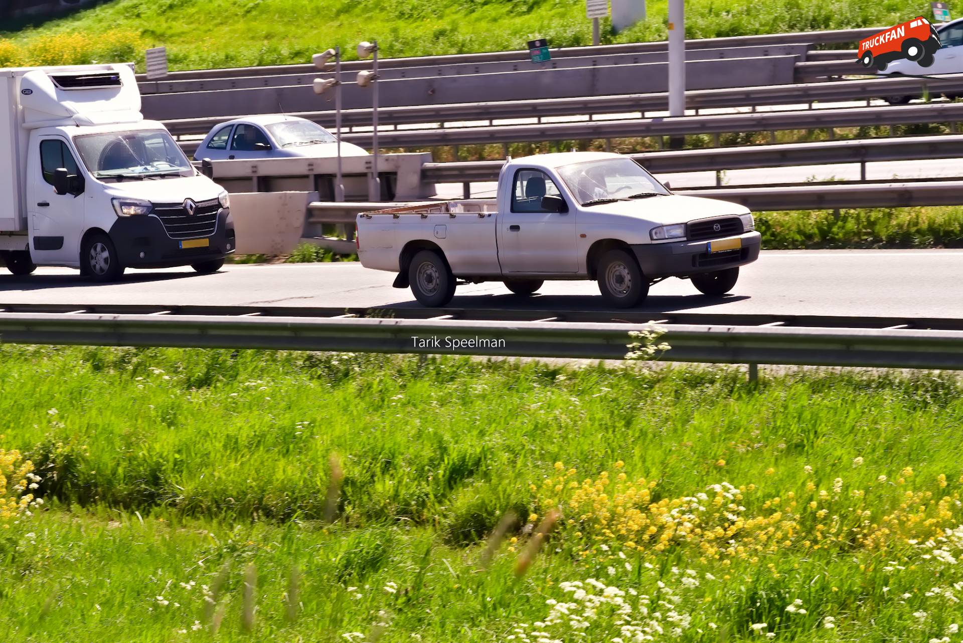 Mazda B2500 pick-up on A16