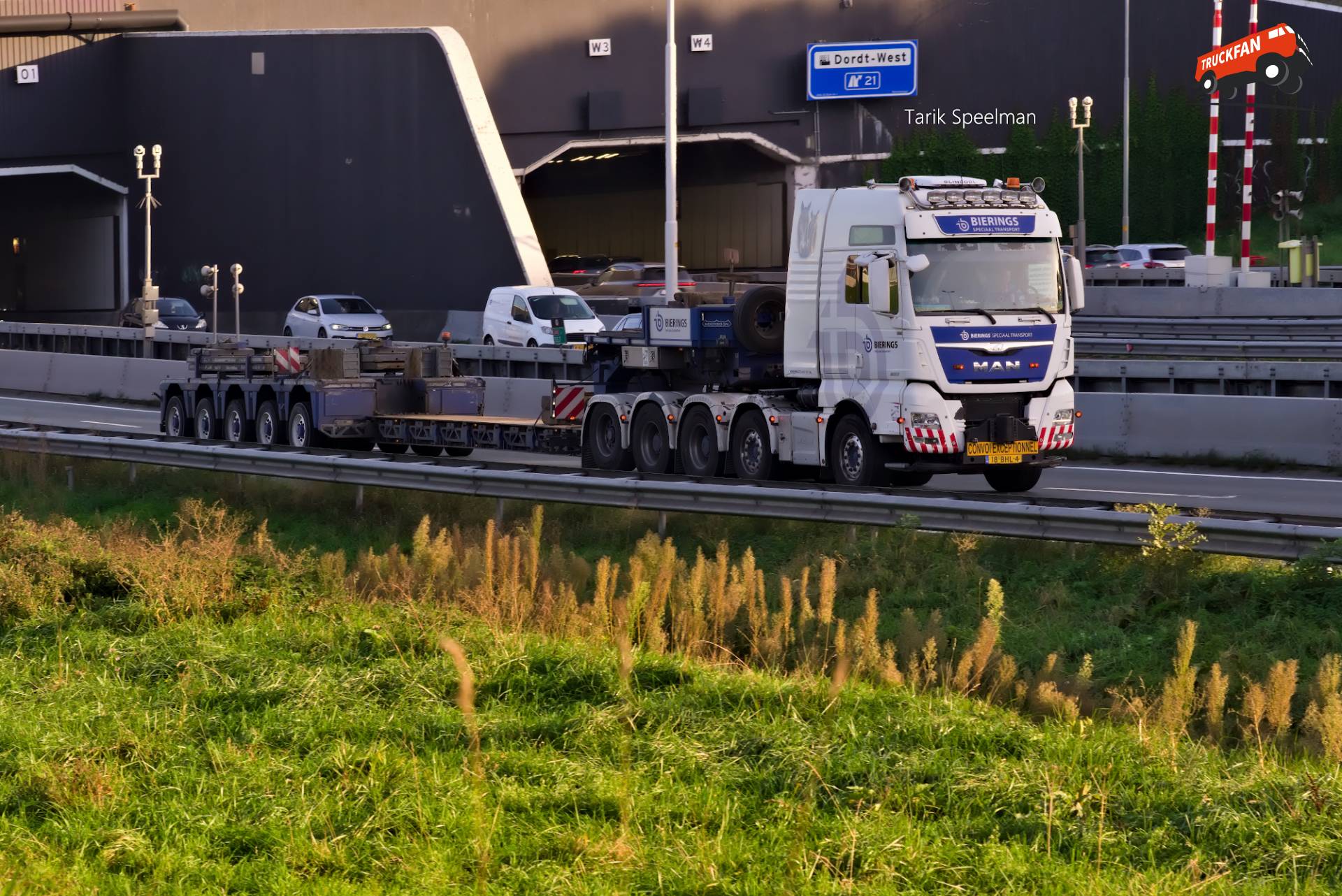 MAN TGX 3rd Gen vrachtwagen op A16