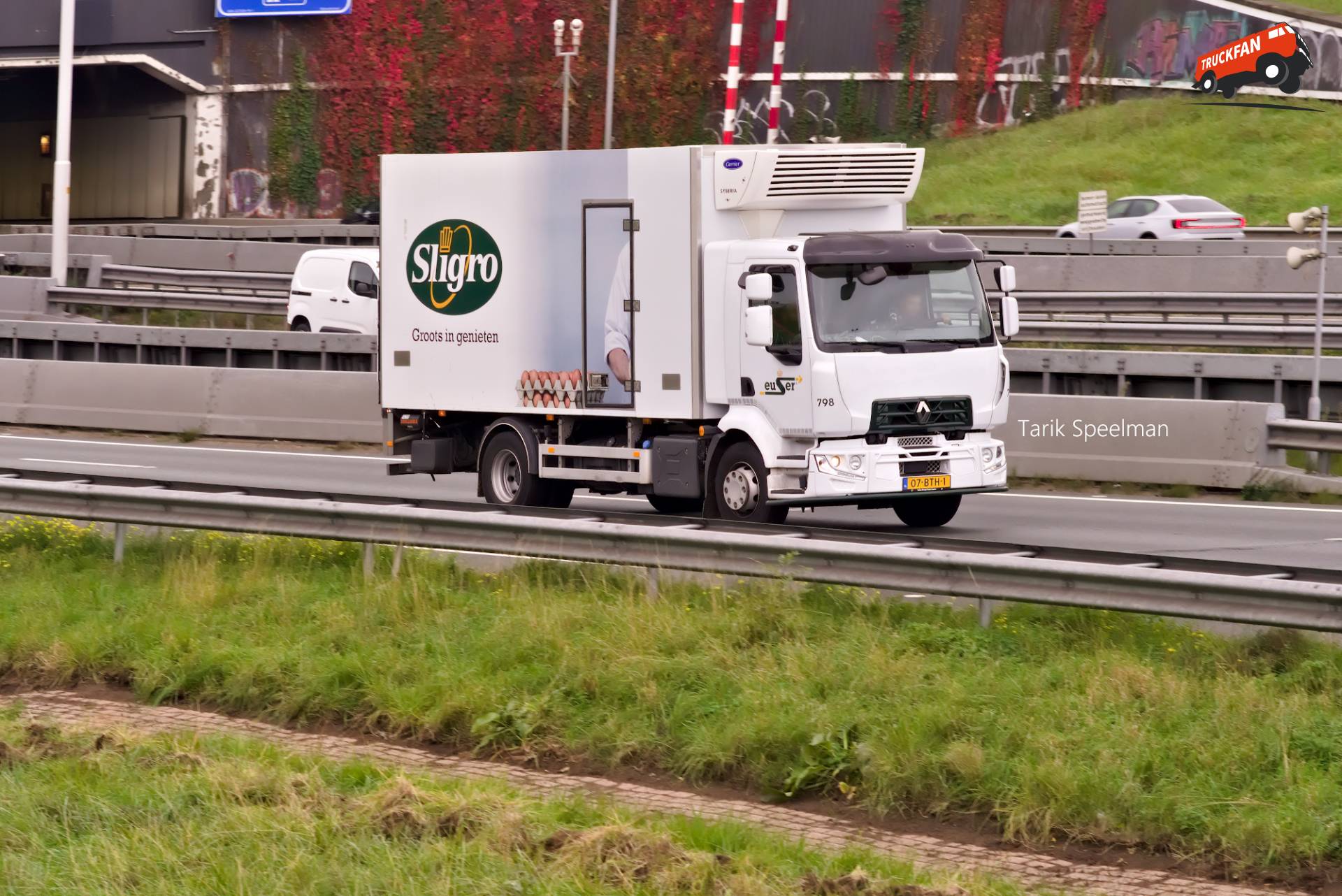 Renault D-serie vrachtauto van Jan Euser Transport op de A16
