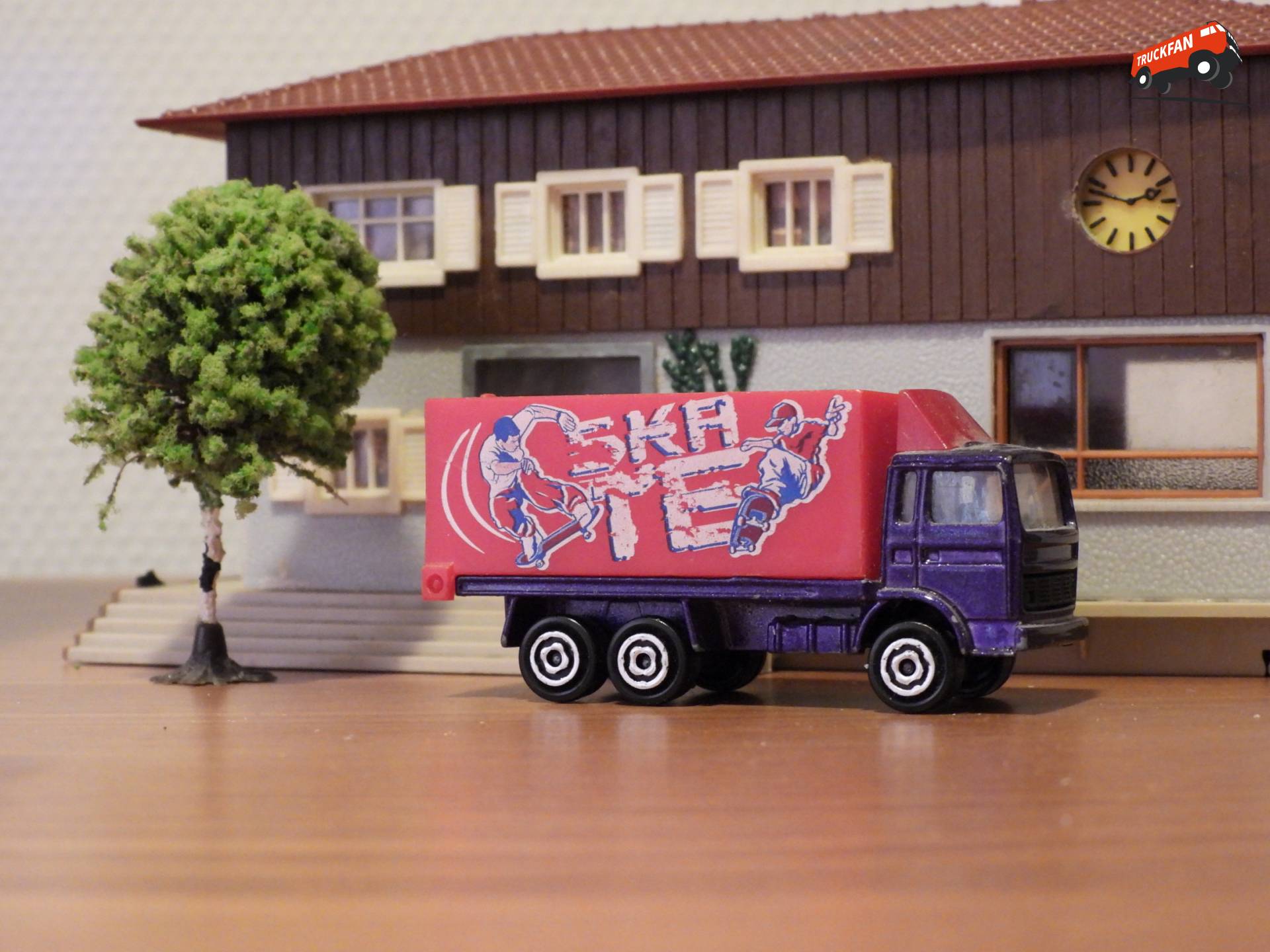 Renault J Container van Majorette met skate erop.