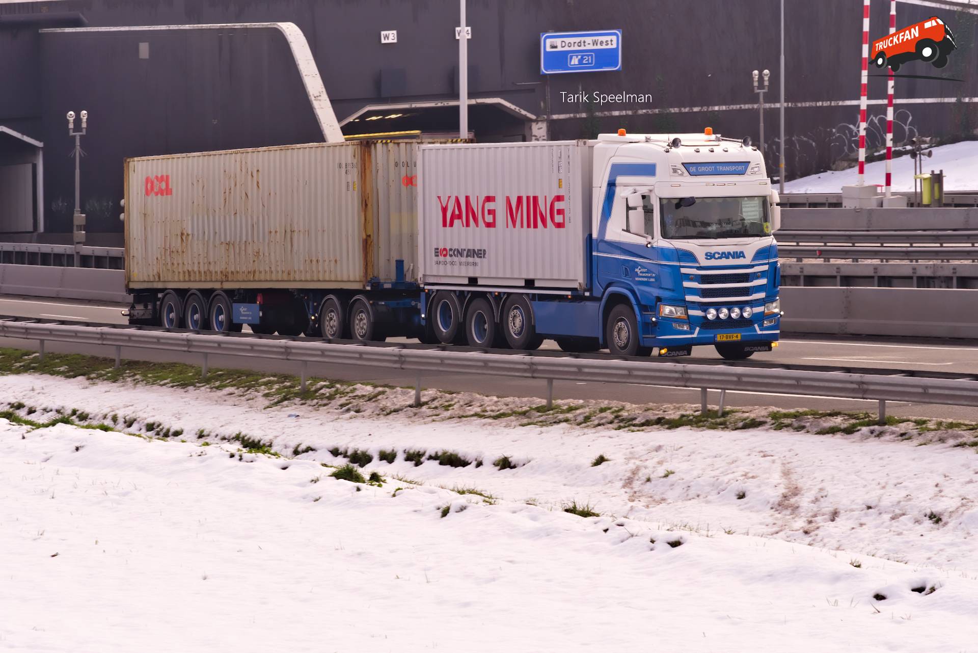 Scania R540 vrachtwagen van M.J. de Groot op A16 in actie
