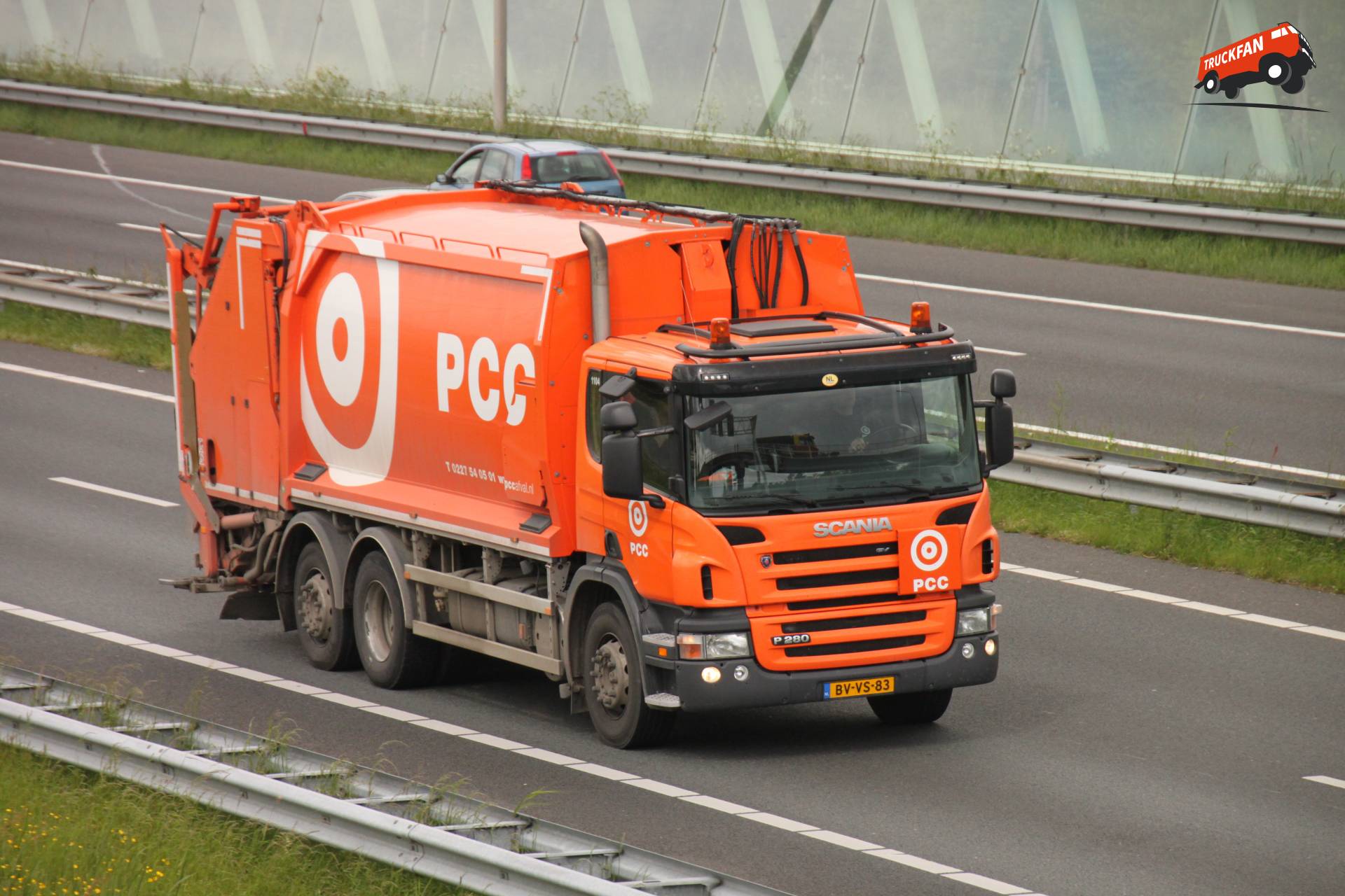 Scania P280 vrachtwagen van PCC op de weg