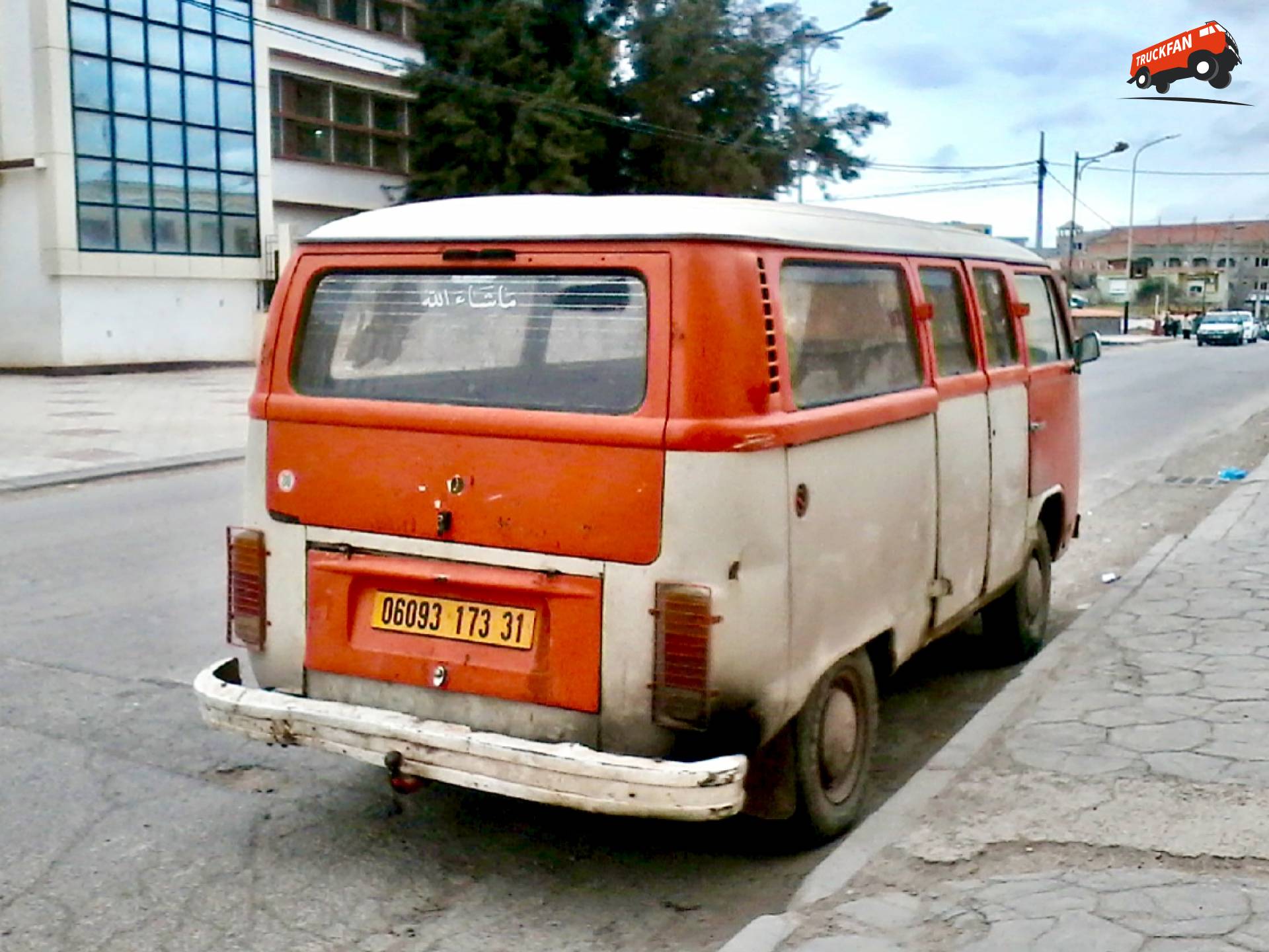 Klassieke Volkswagen T2 Transporter op Algerijnse wegen