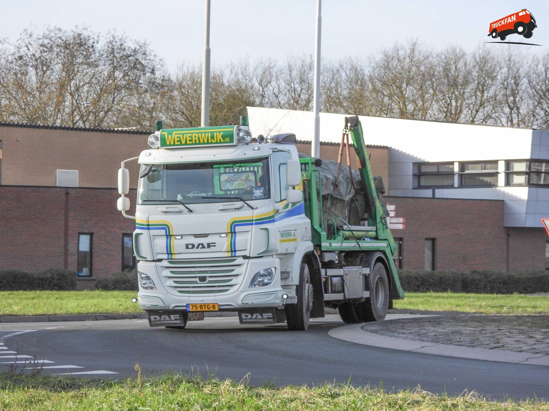 DAF CF 340 FA vrachtwagen van v. Weverwijk Transp. in Schoonhoven