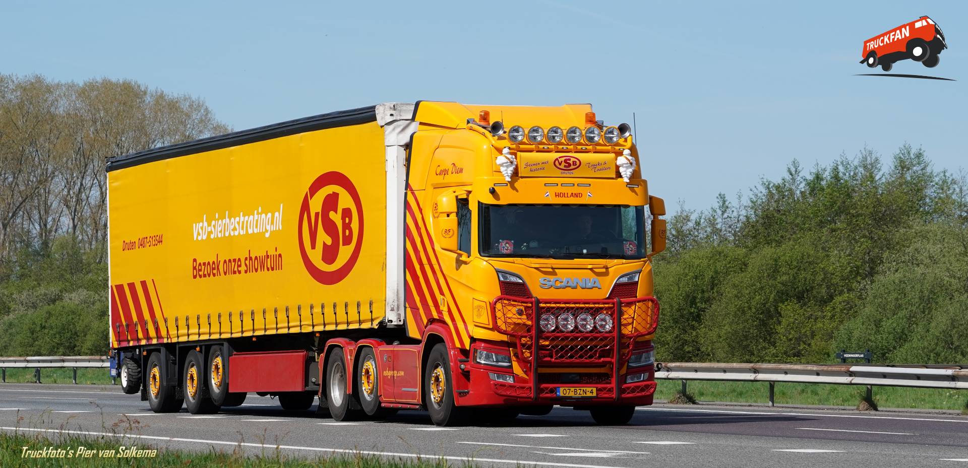 Scania R580 vrachtwagen van VSB op A28 bij Veeningen