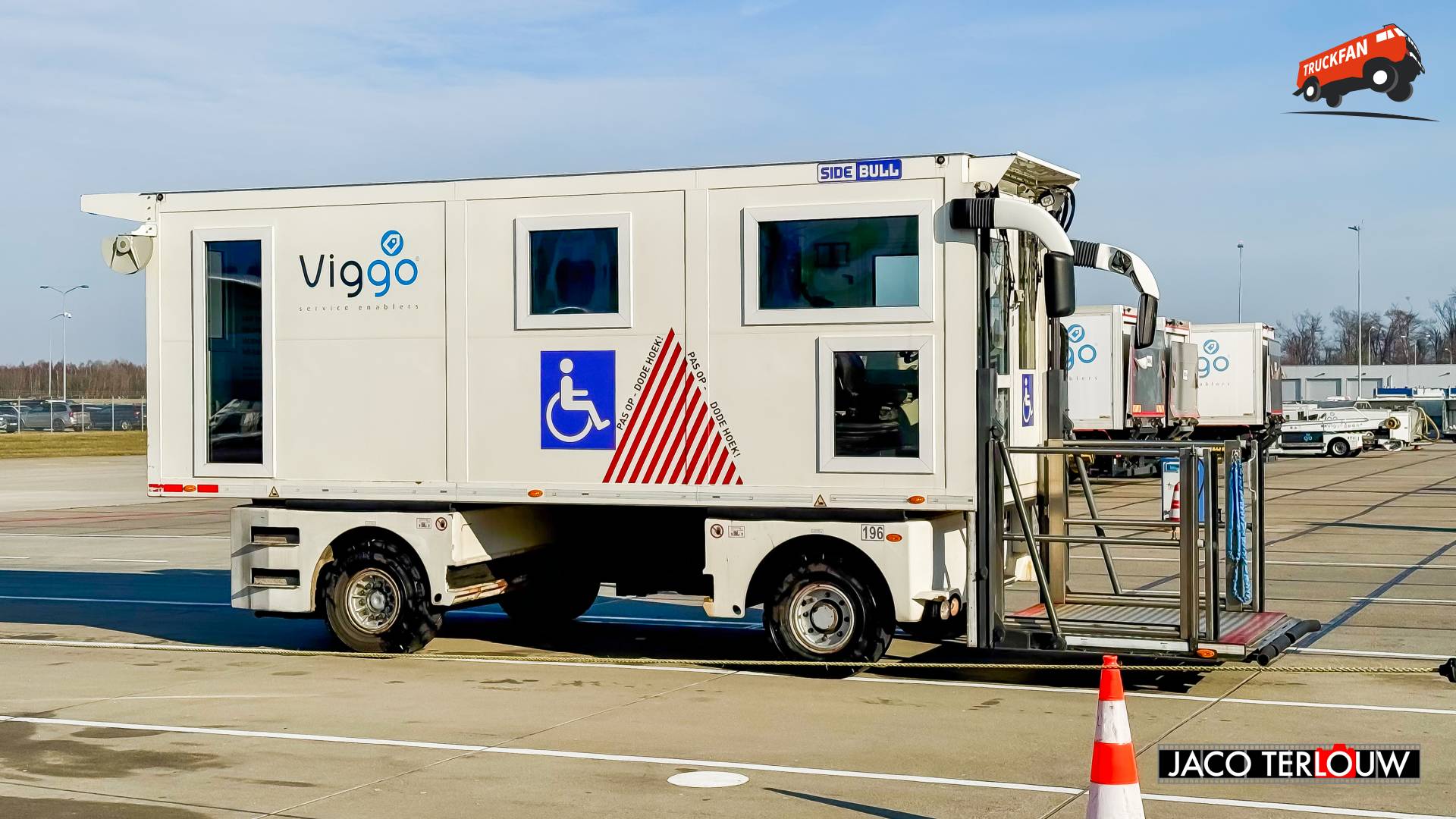 Bulmor Sidebull Ambulift op Eindhoven Airport platform