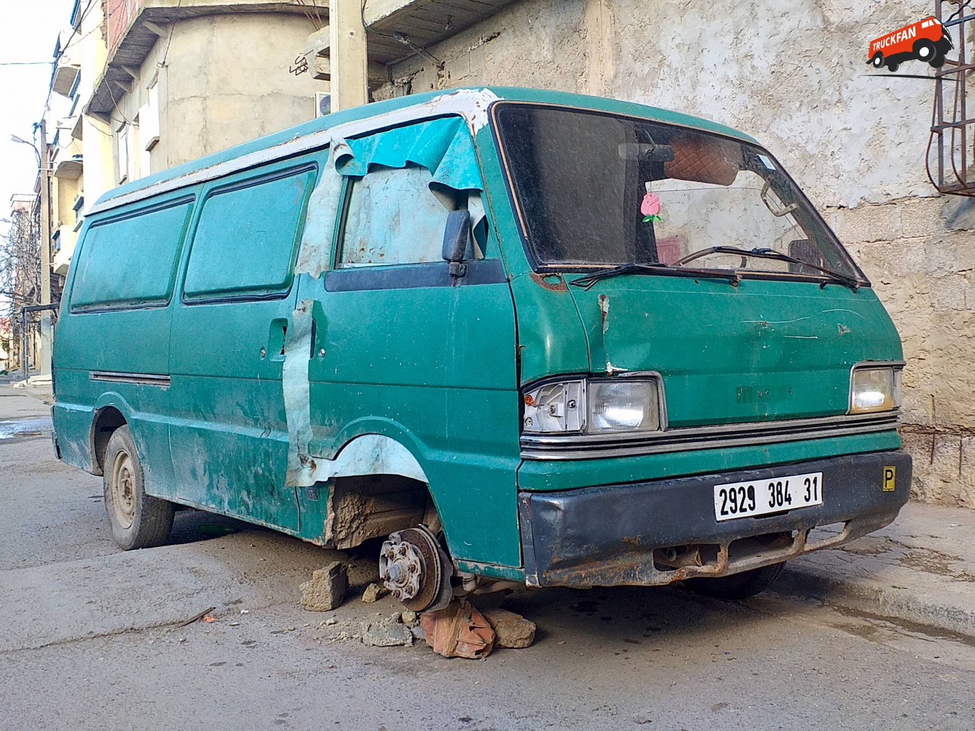 Mazda E2200 auto in Algerije